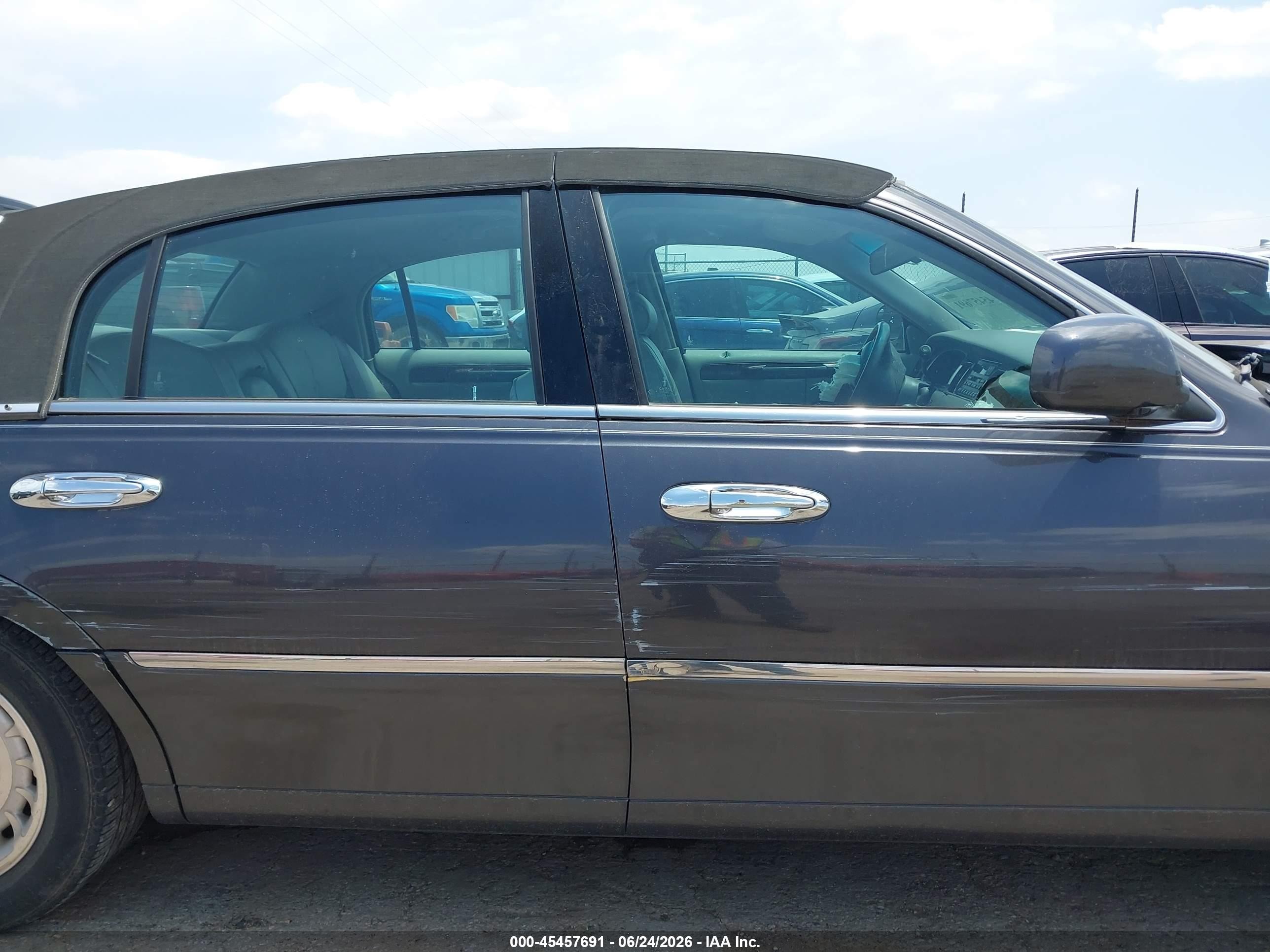 2000 Lincoln Town Car Executive Gray vin: 1LNHM81W6YY936965