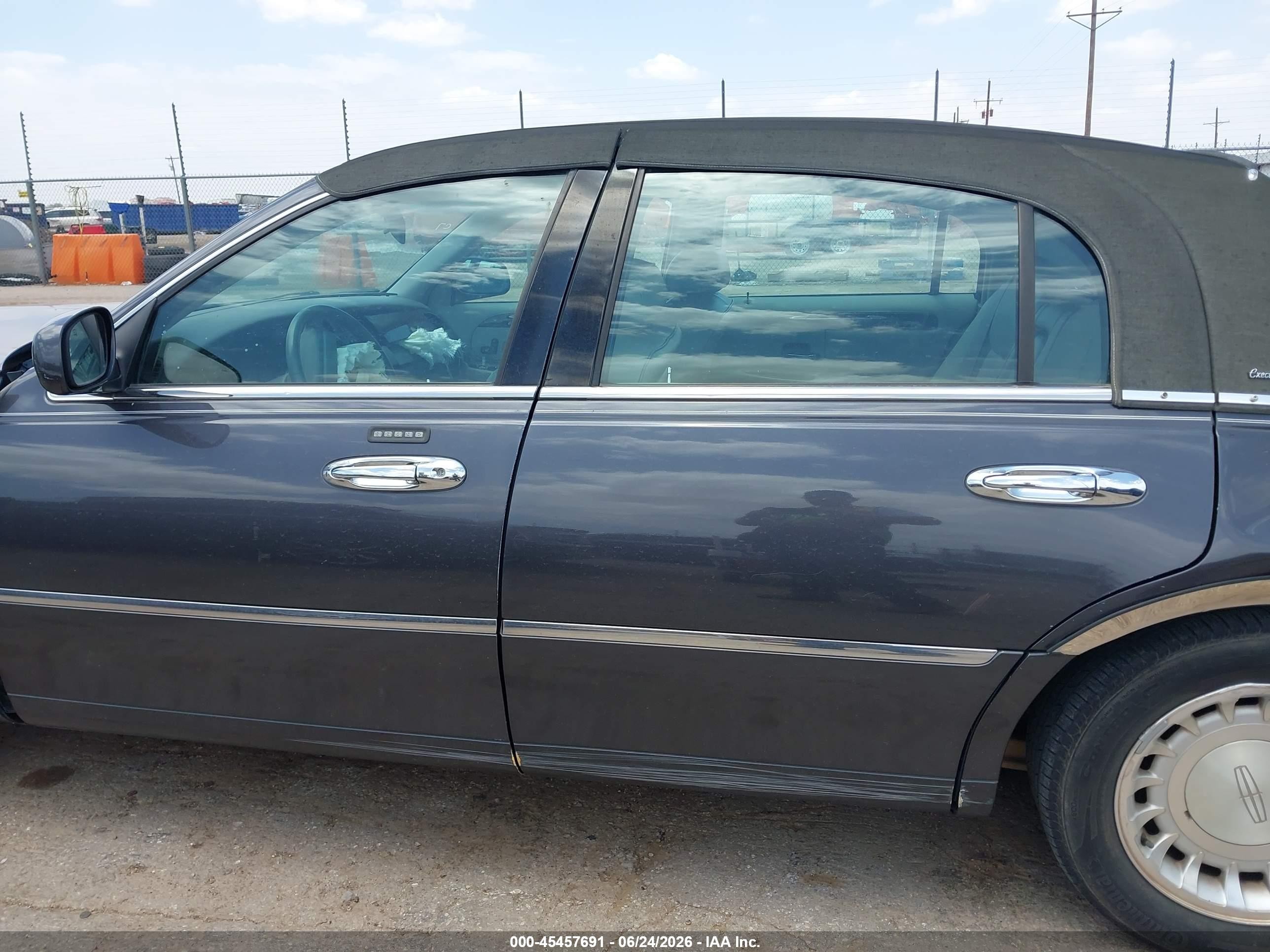 2000 Lincoln Town Car Executive Gray vin: 1LNHM81W6YY936965