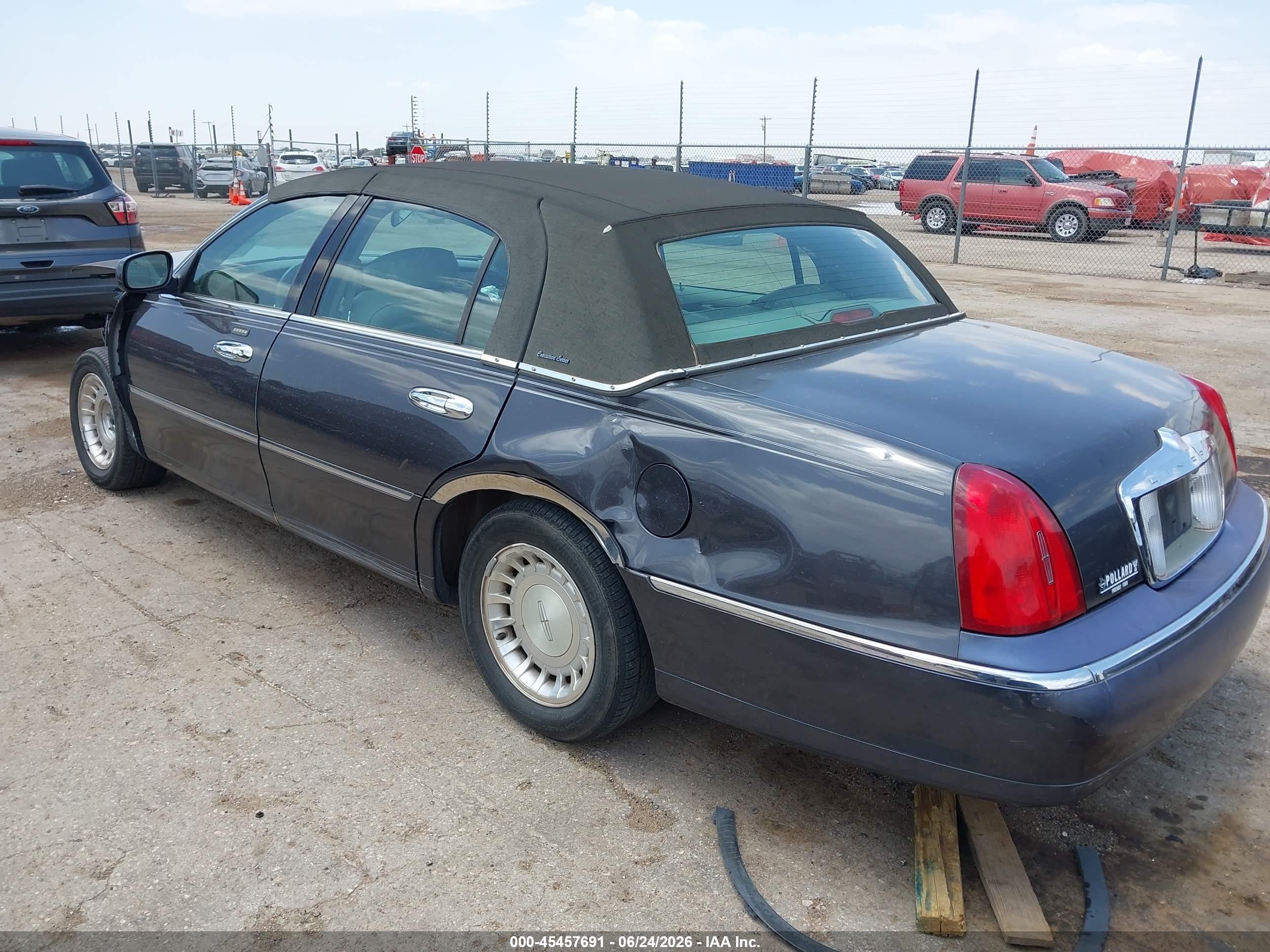2000 Lincoln Town Car Executive Gray vin: 1LNHM81W6YY936965