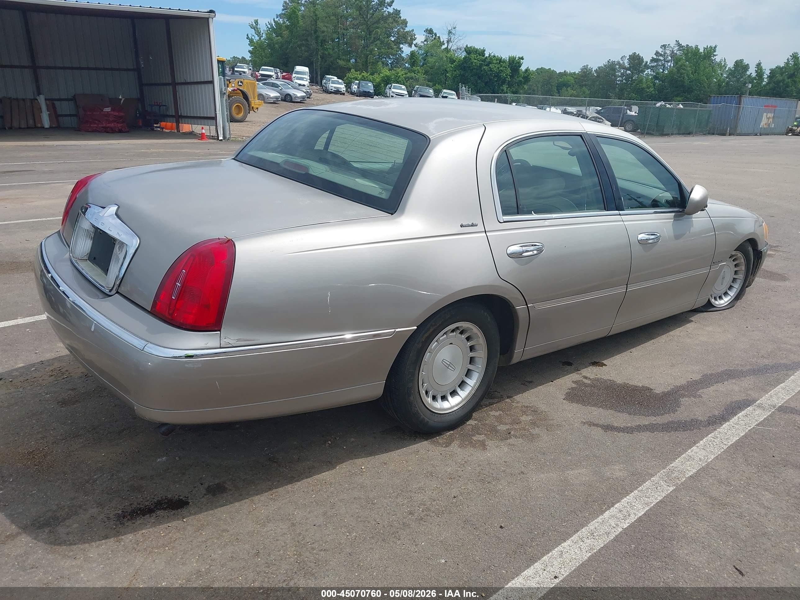 2001 Lincoln Town Car Executive Beige vin: 1LNHM81W71Y676114