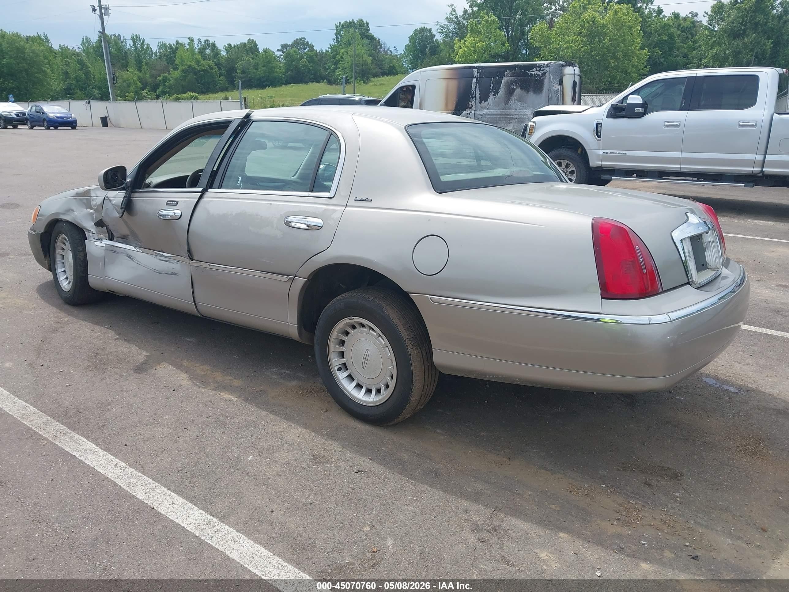 2001 Lincoln Town Car Executive Beige vin: 1LNHM81W71Y676114