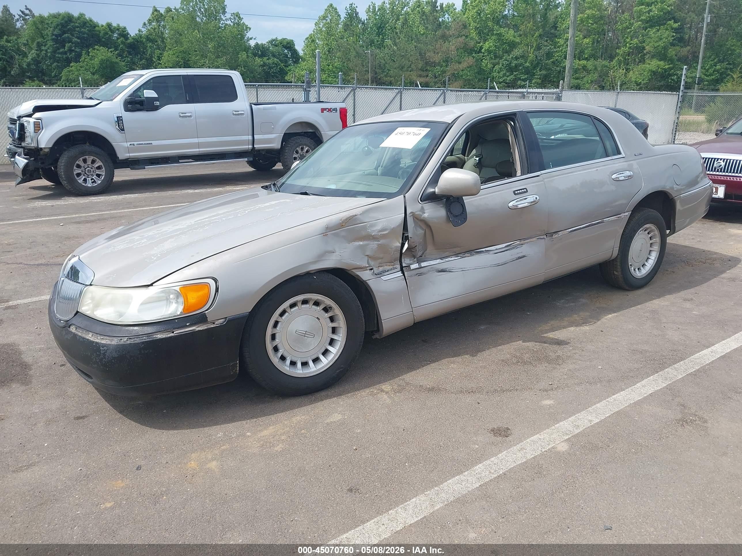 2001 Lincoln Town Car Executive Beige vin: 1LNHM81W71Y676114