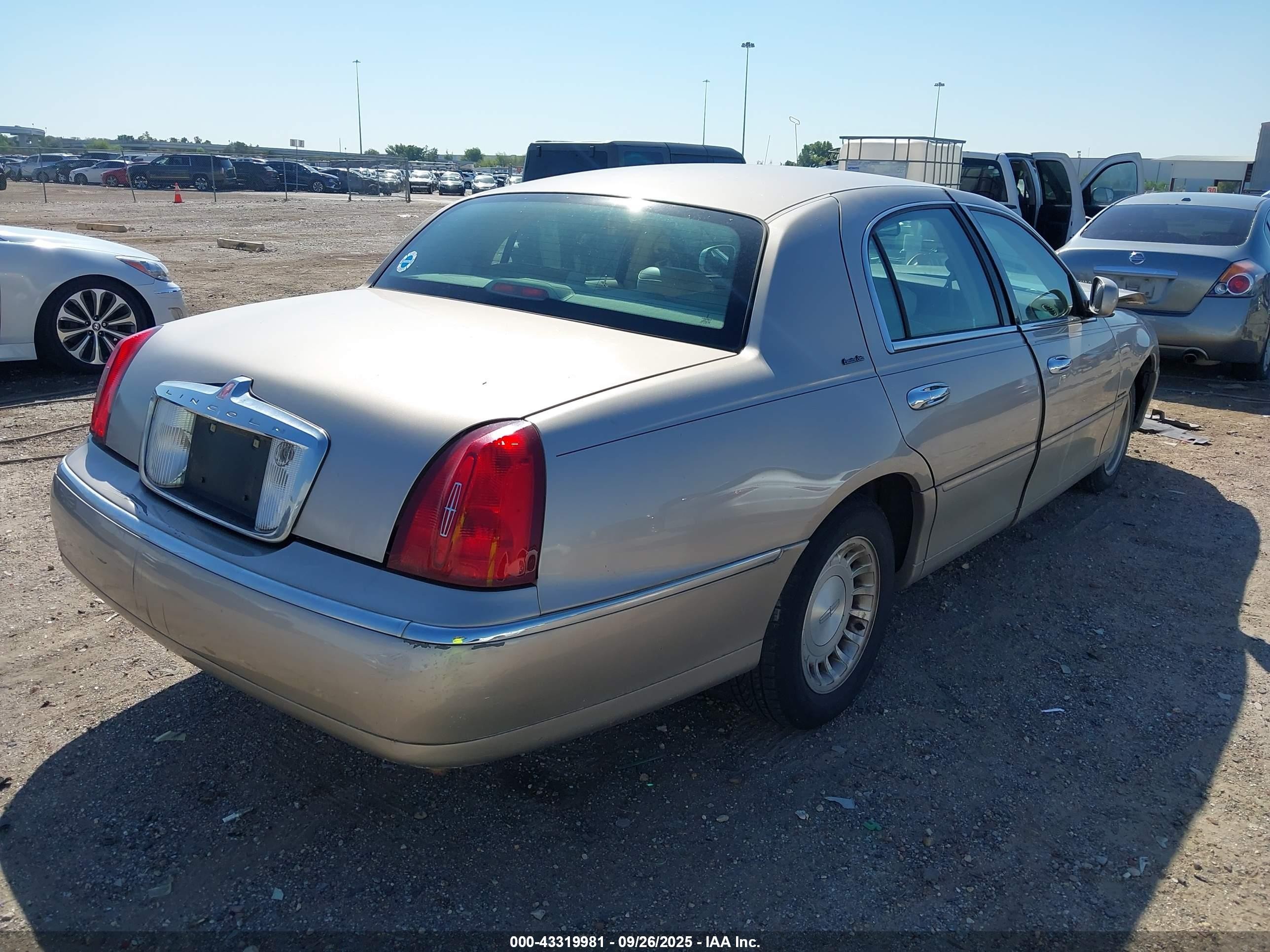 2002 Lincoln Town Car Executive Beige vin: 1LNHM81W72Y632938