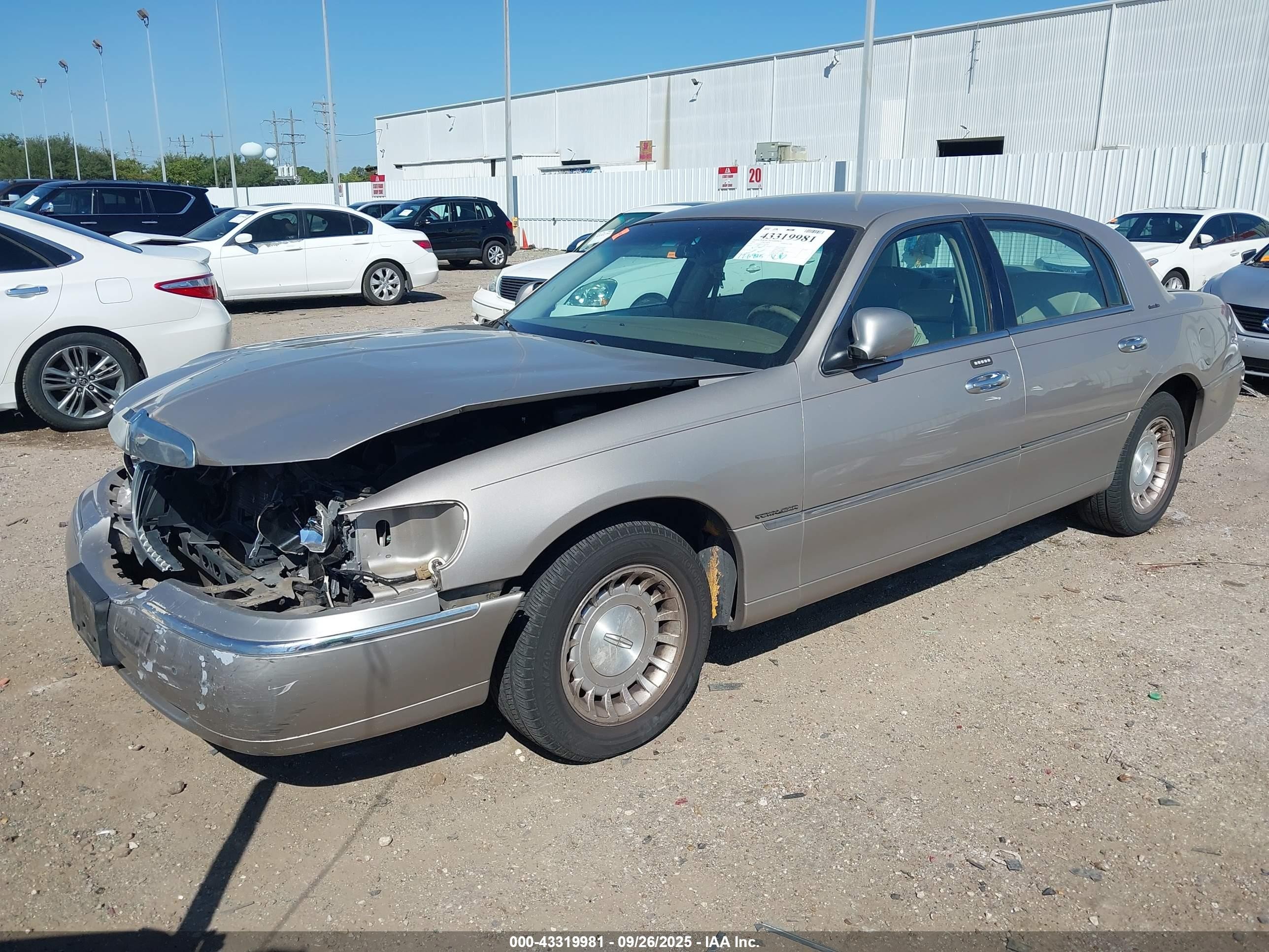2002 Lincoln Town Car Executive Beige vin: 1LNHM81W72Y632938