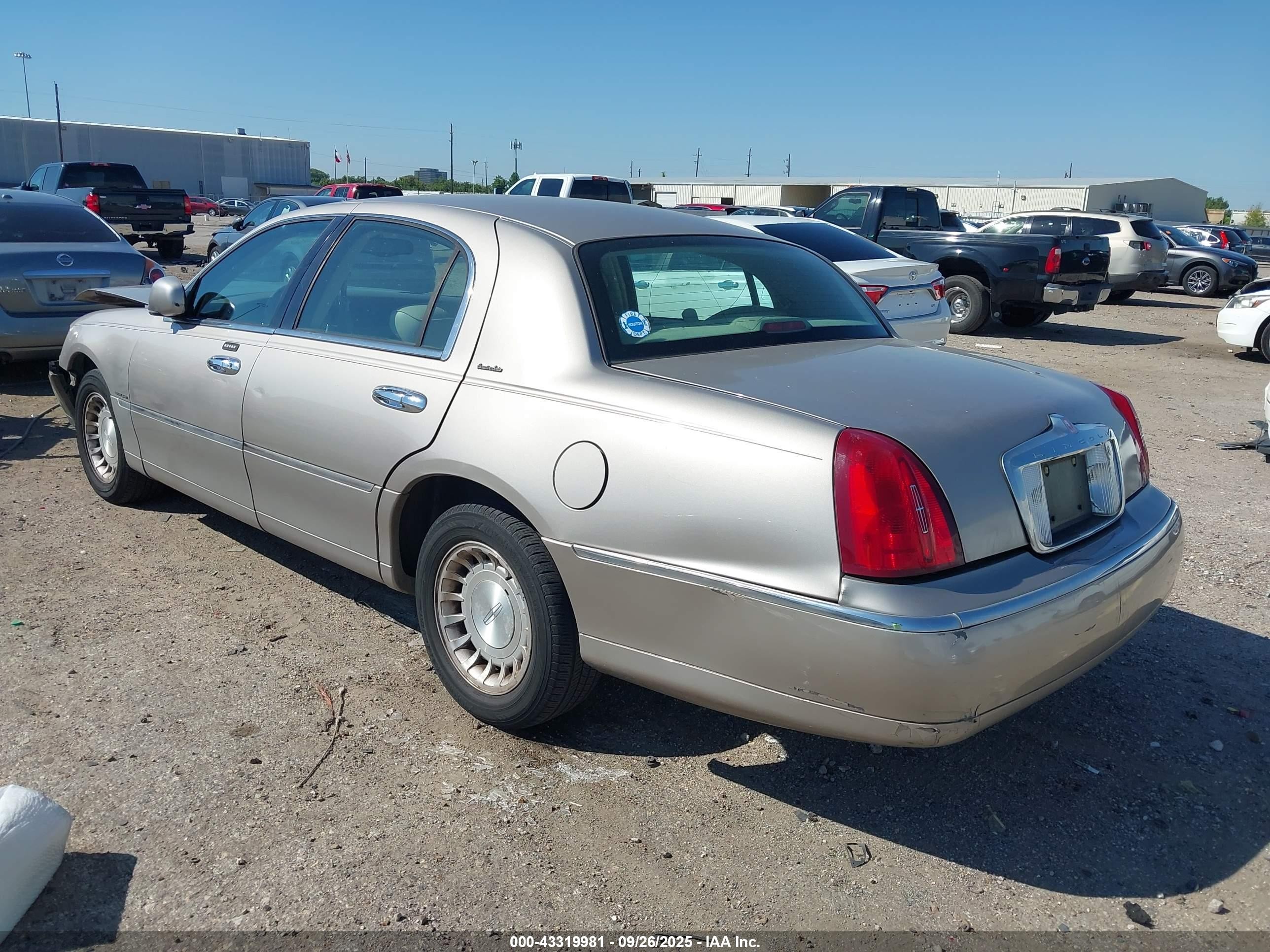 2002 Lincoln Town Car Executive Beige vin: 1LNHM81W72Y632938