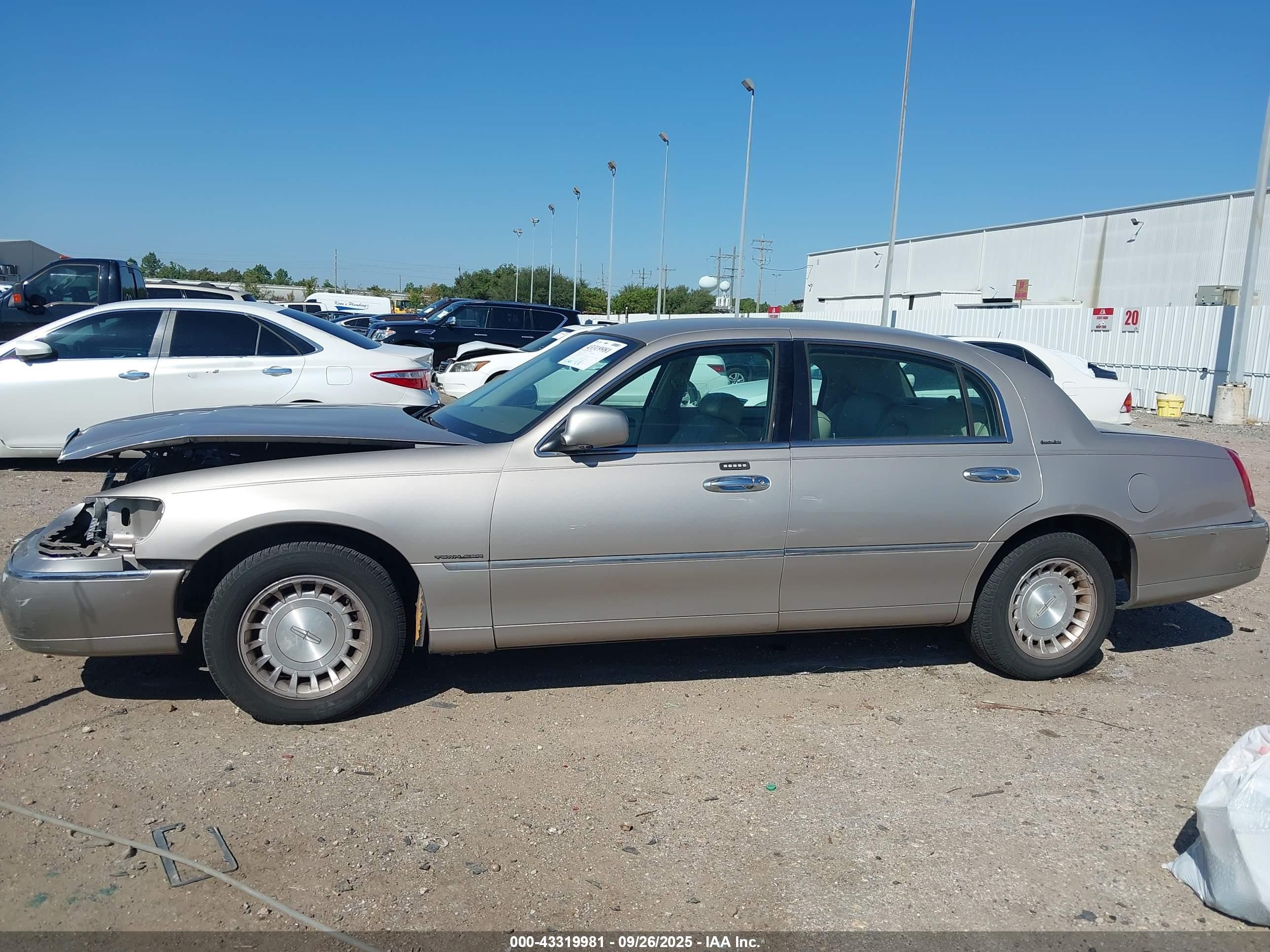 2002 Lincoln Town Car Executive Beige vin: 1LNHM81W72Y632938