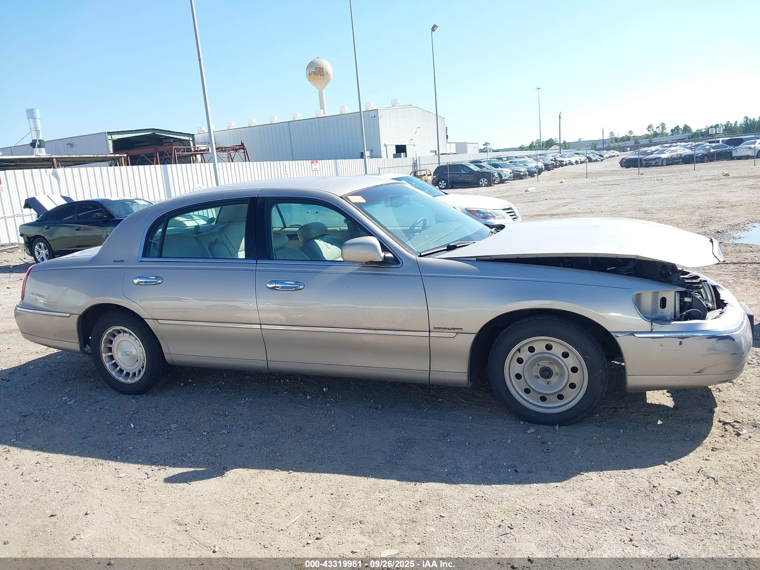 2002 Lincoln Town Car Executive Beige vin: 1LNHM81W72Y632938