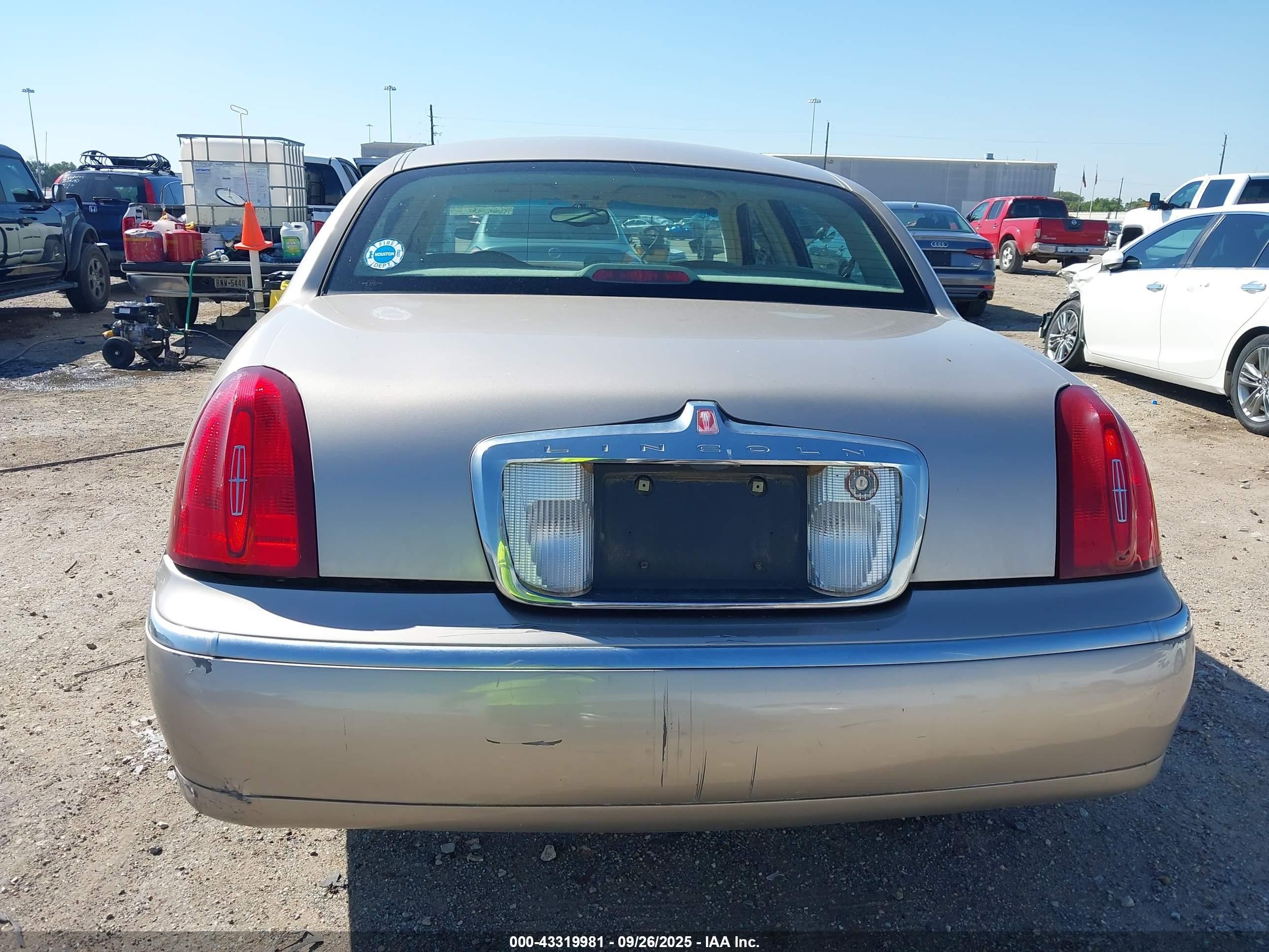 2002 Lincoln Town Car Executive Beige vin: 1LNHM81W72Y632938