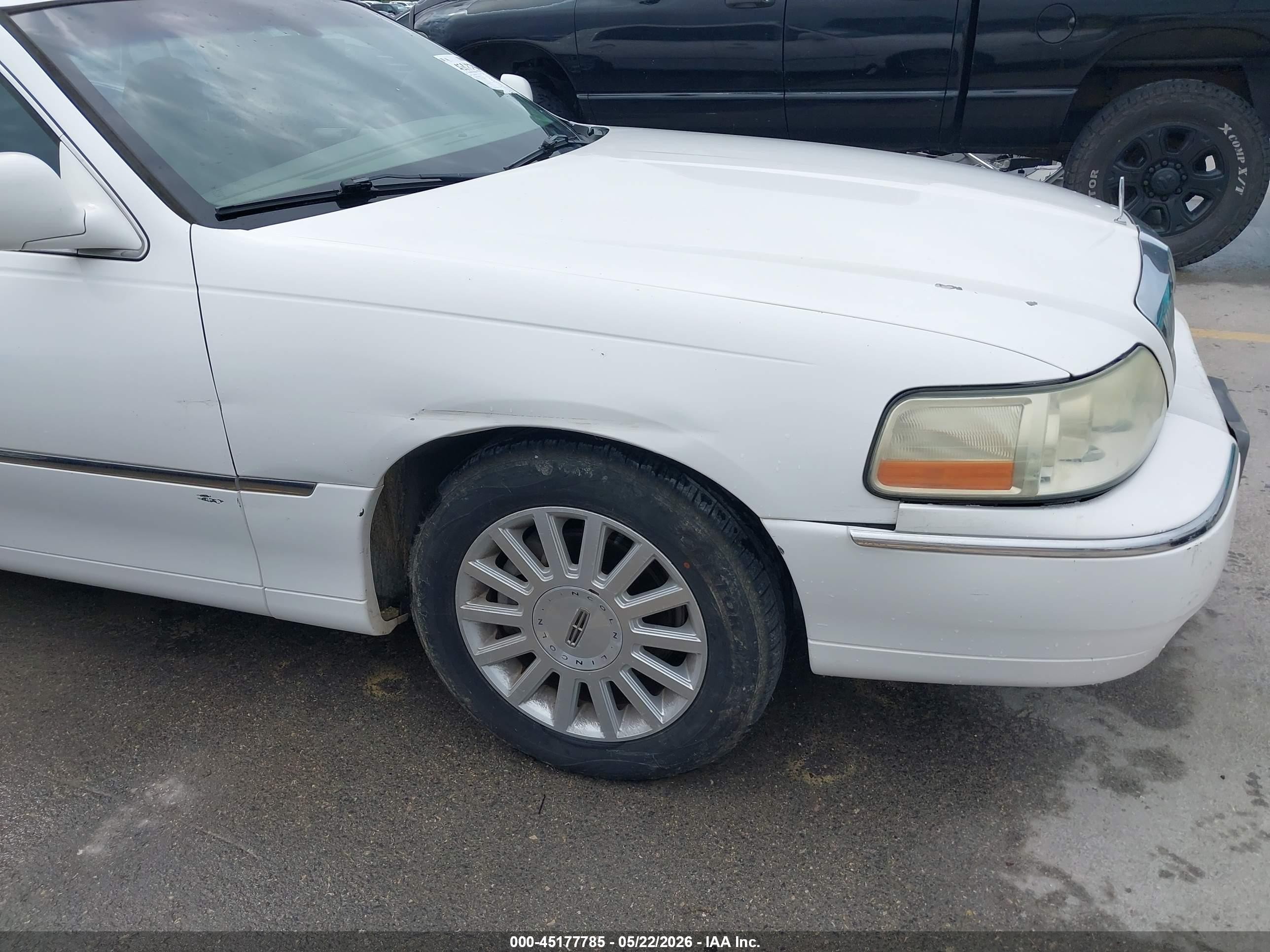 2004 Lincoln Town Car Signature White vin: 1LNHM81W74Y606455