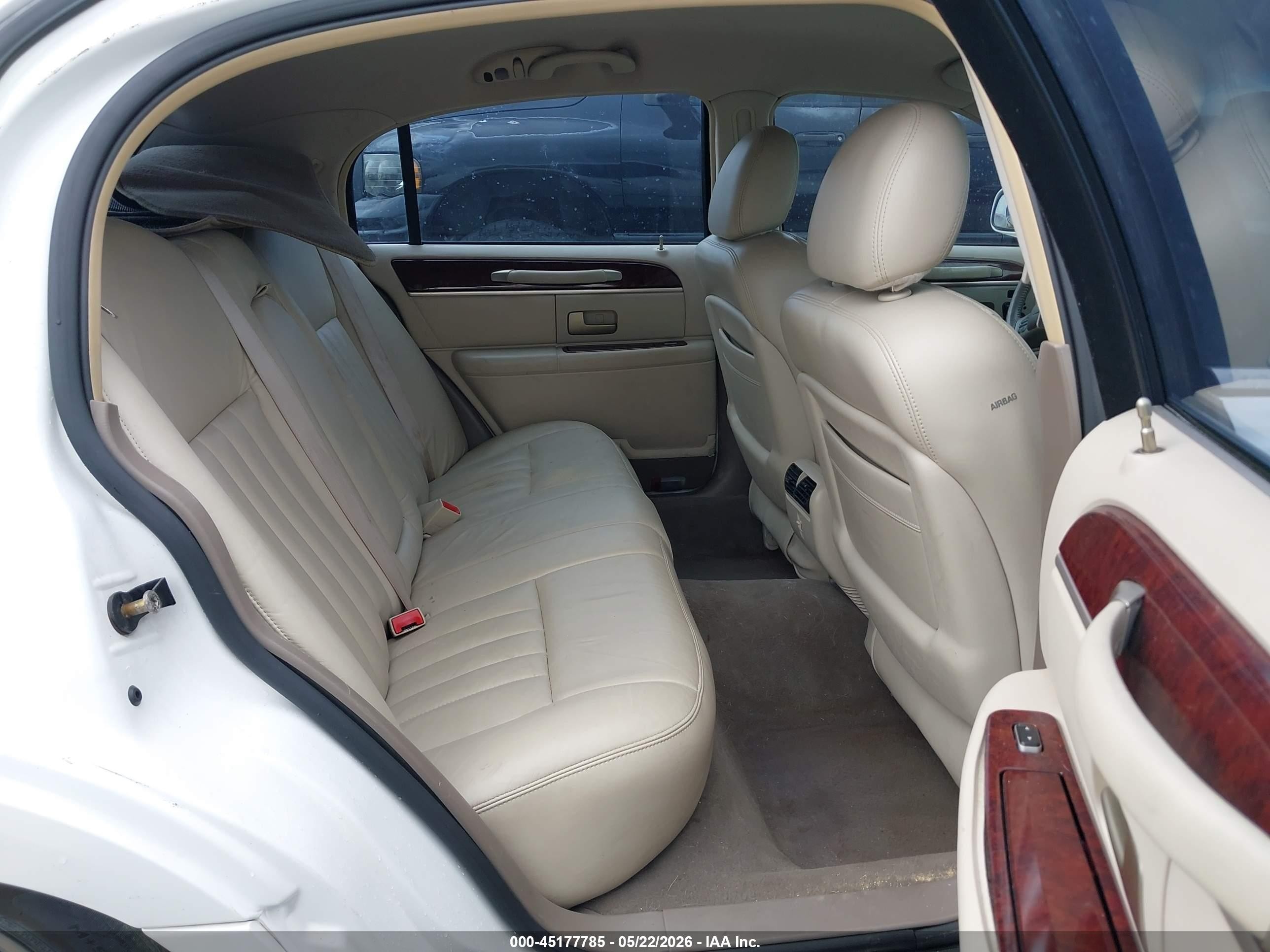 2004 Lincoln Town Car Signature White vin: 1LNHM81W74Y606455