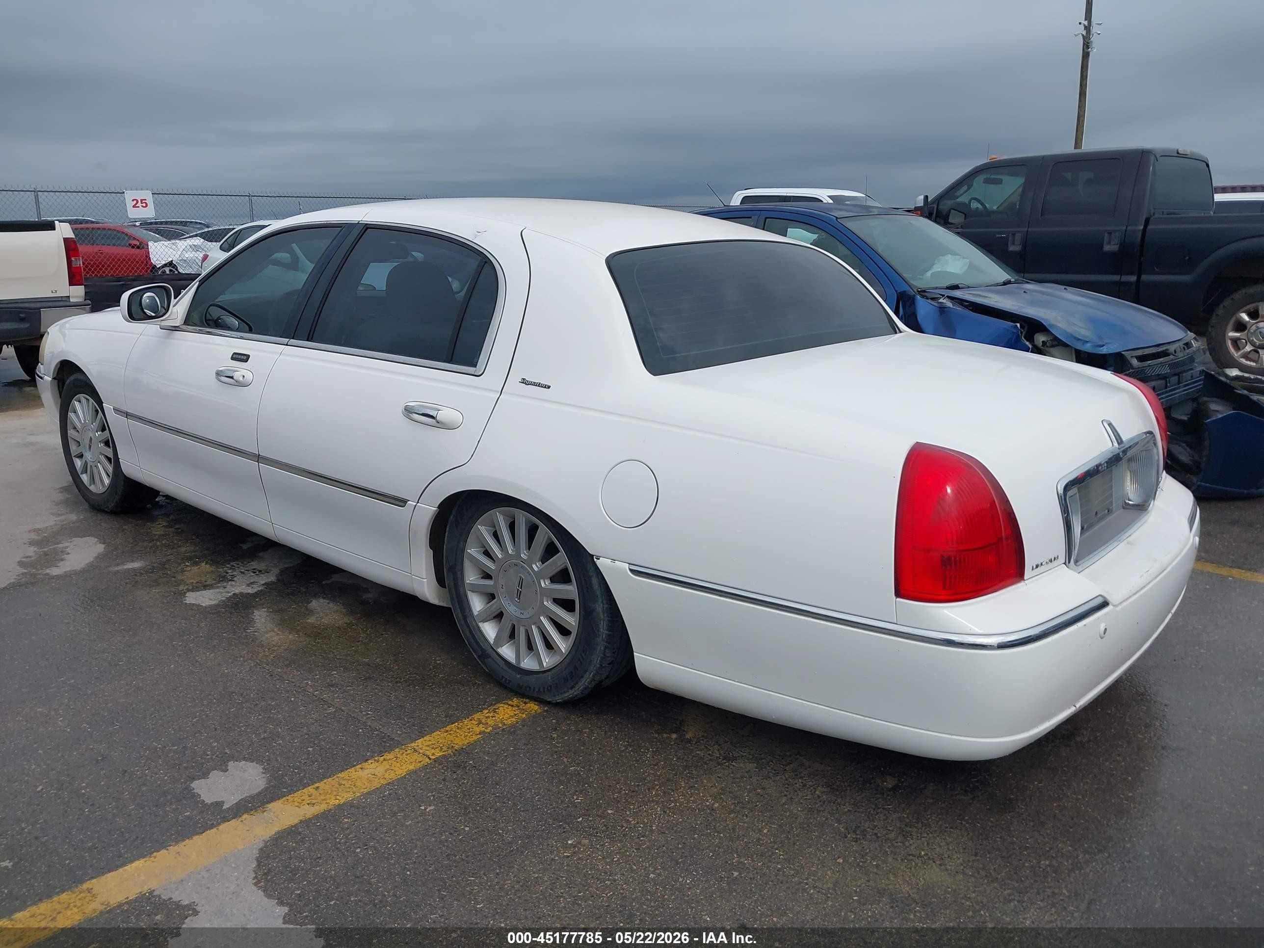 2004 Lincoln Town Car Signature White vin: 1LNHM81W74Y606455