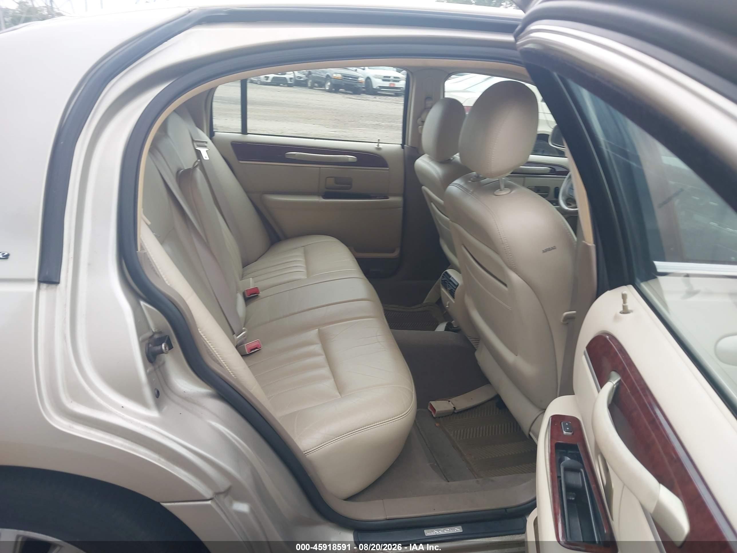 2005 Lincoln Town Car Signature Gold vin: 1LNHM81W75Y601208