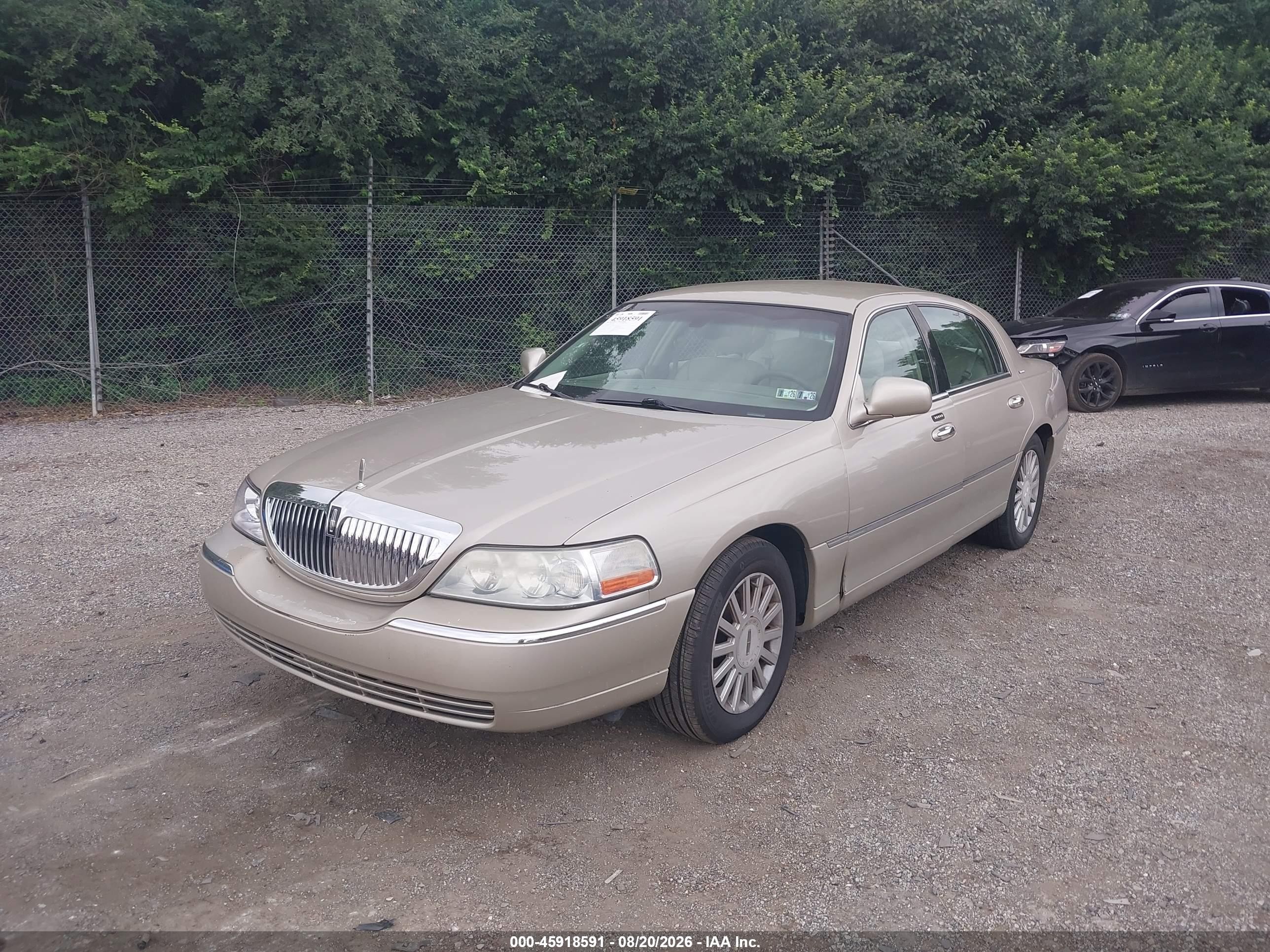 2005 Lincoln Town Car Signature Gold vin: 1LNHM81W75Y601208
