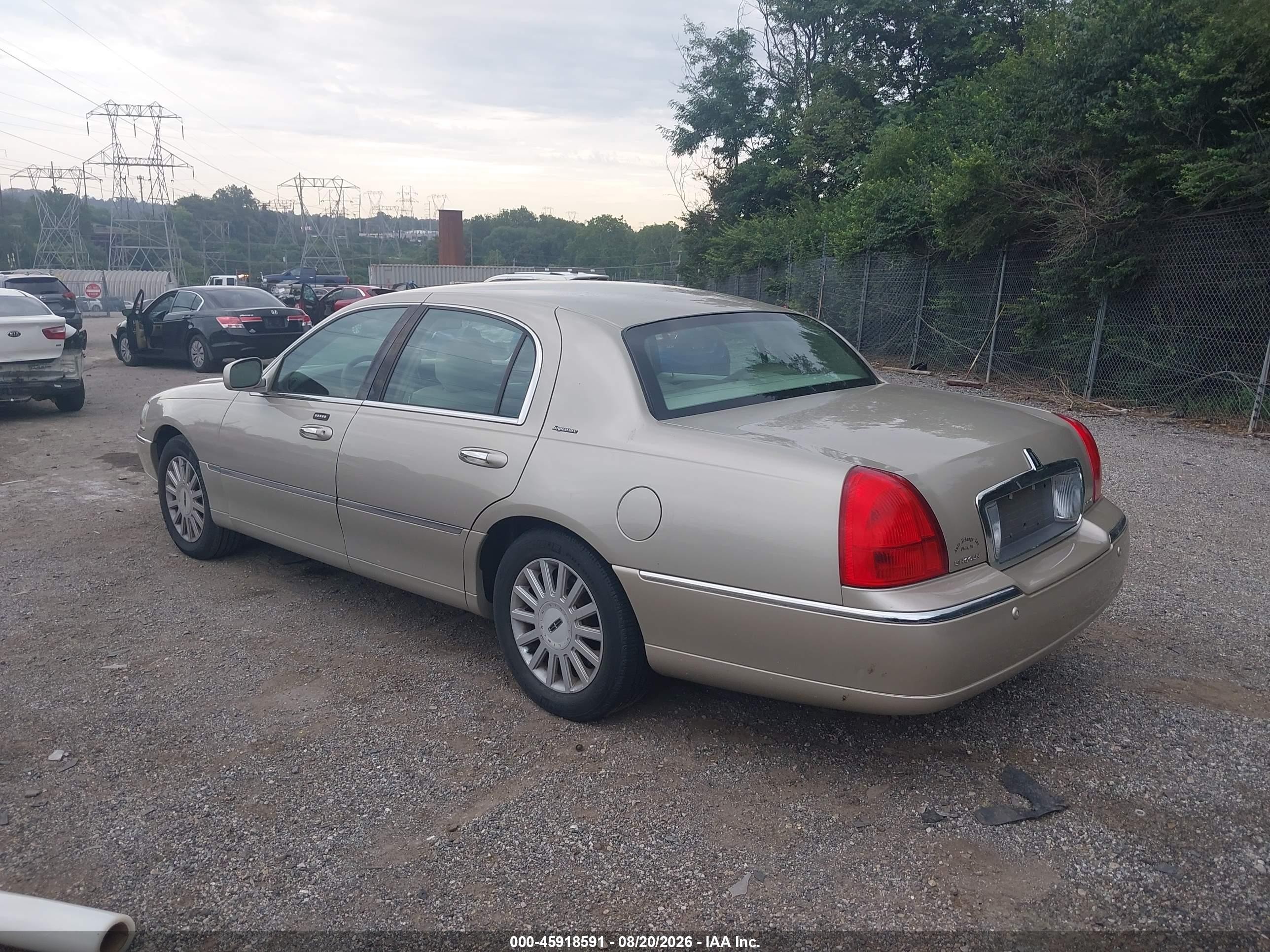 2005 Lincoln Town Car Signature Gold vin: 1LNHM81W75Y601208