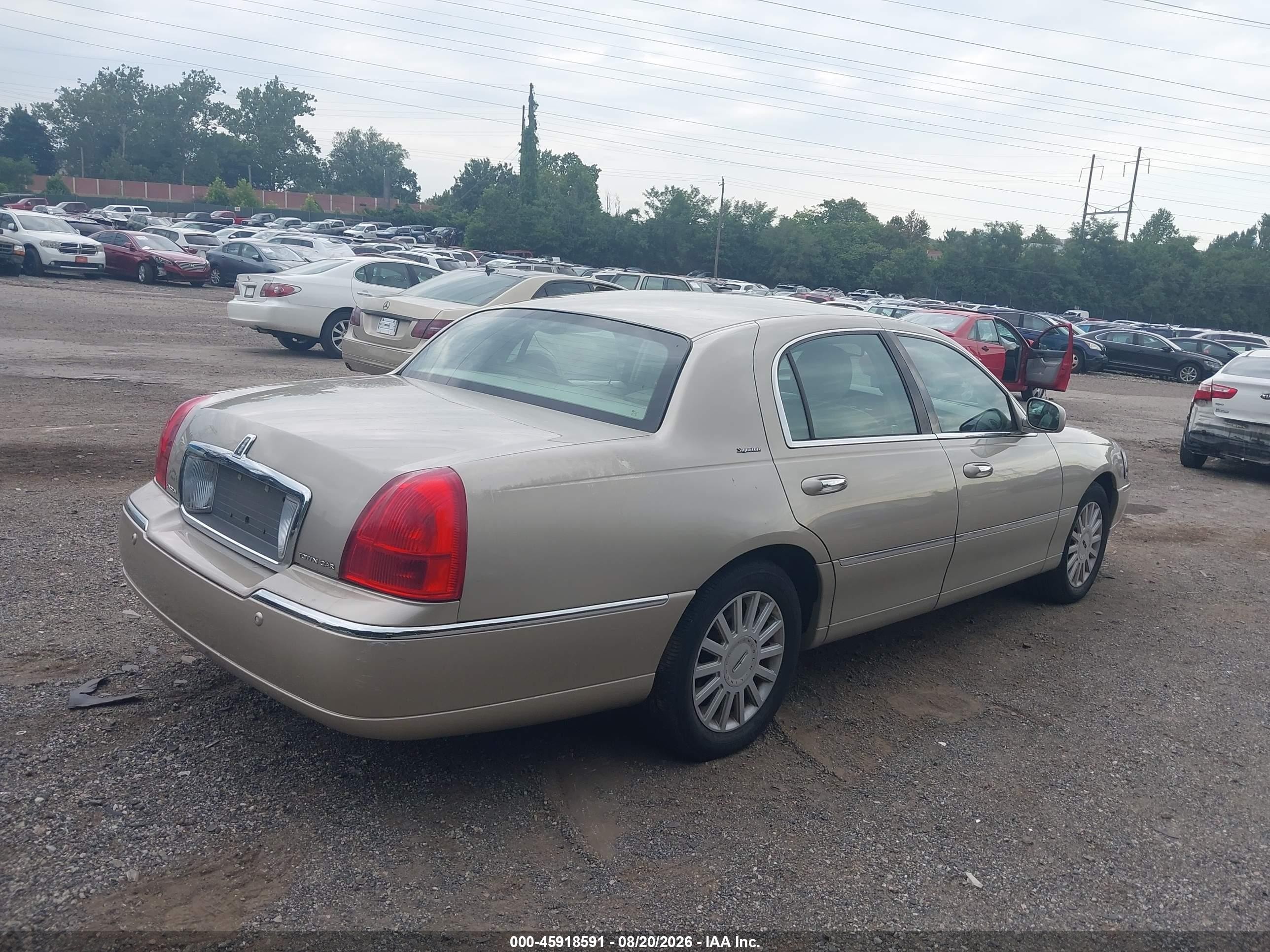 2005 Lincoln Town Car Signature Gold vin: 1LNHM81W75Y601208