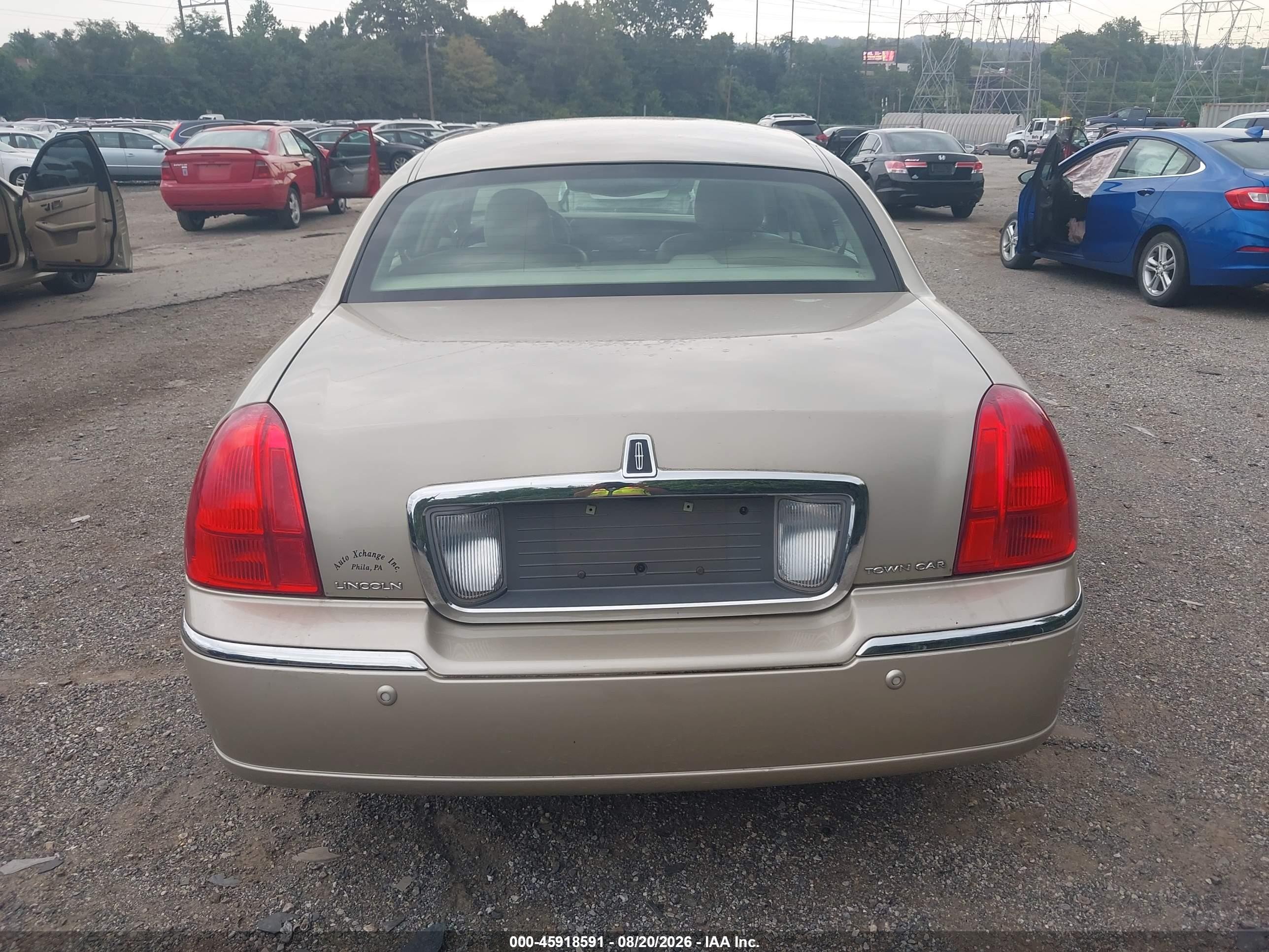 2005 Lincoln Town Car Signature Gold vin: 1LNHM81W75Y601208