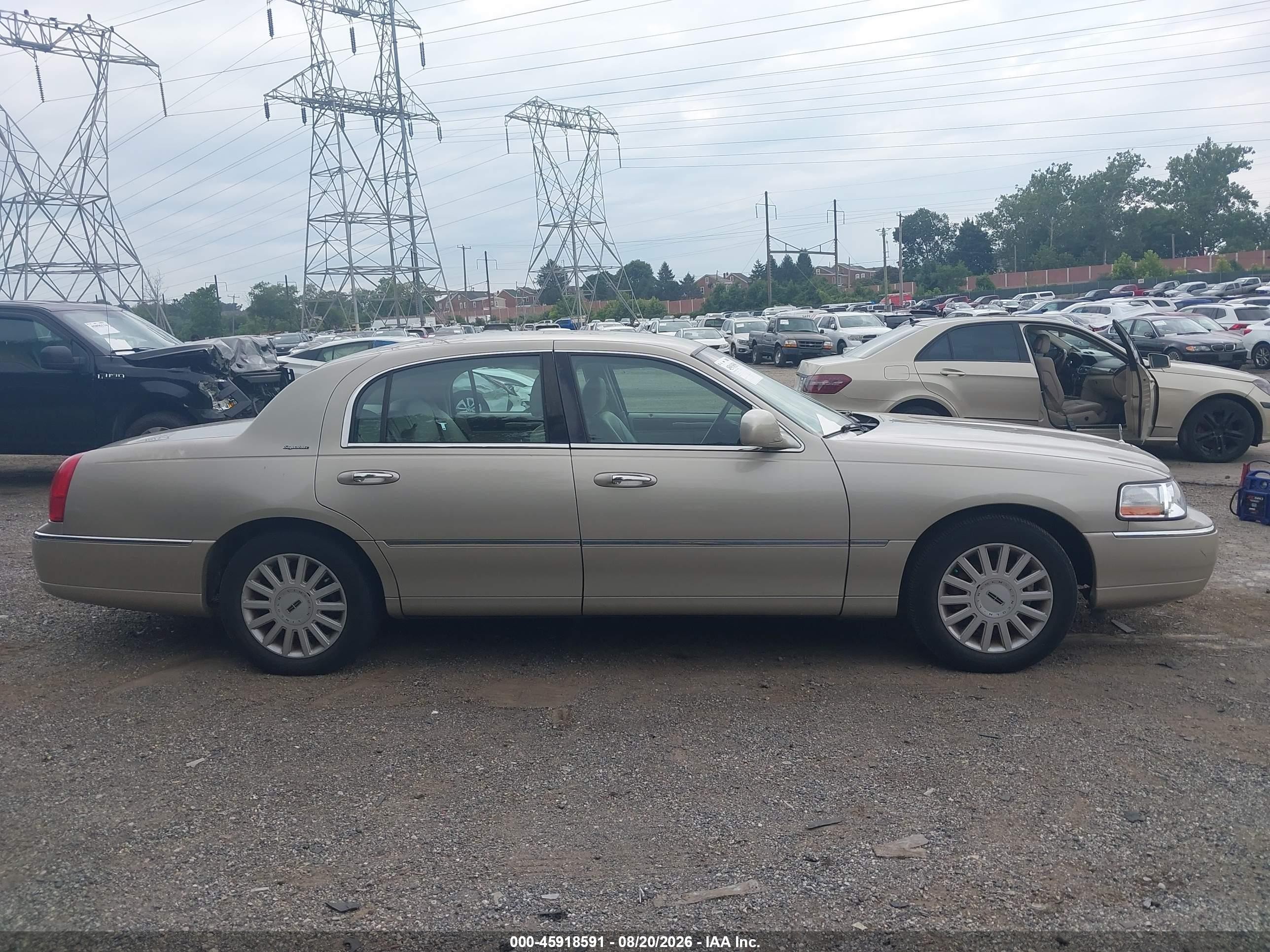 2005 Lincoln Town Car Signature Gold vin: 1LNHM81W75Y601208