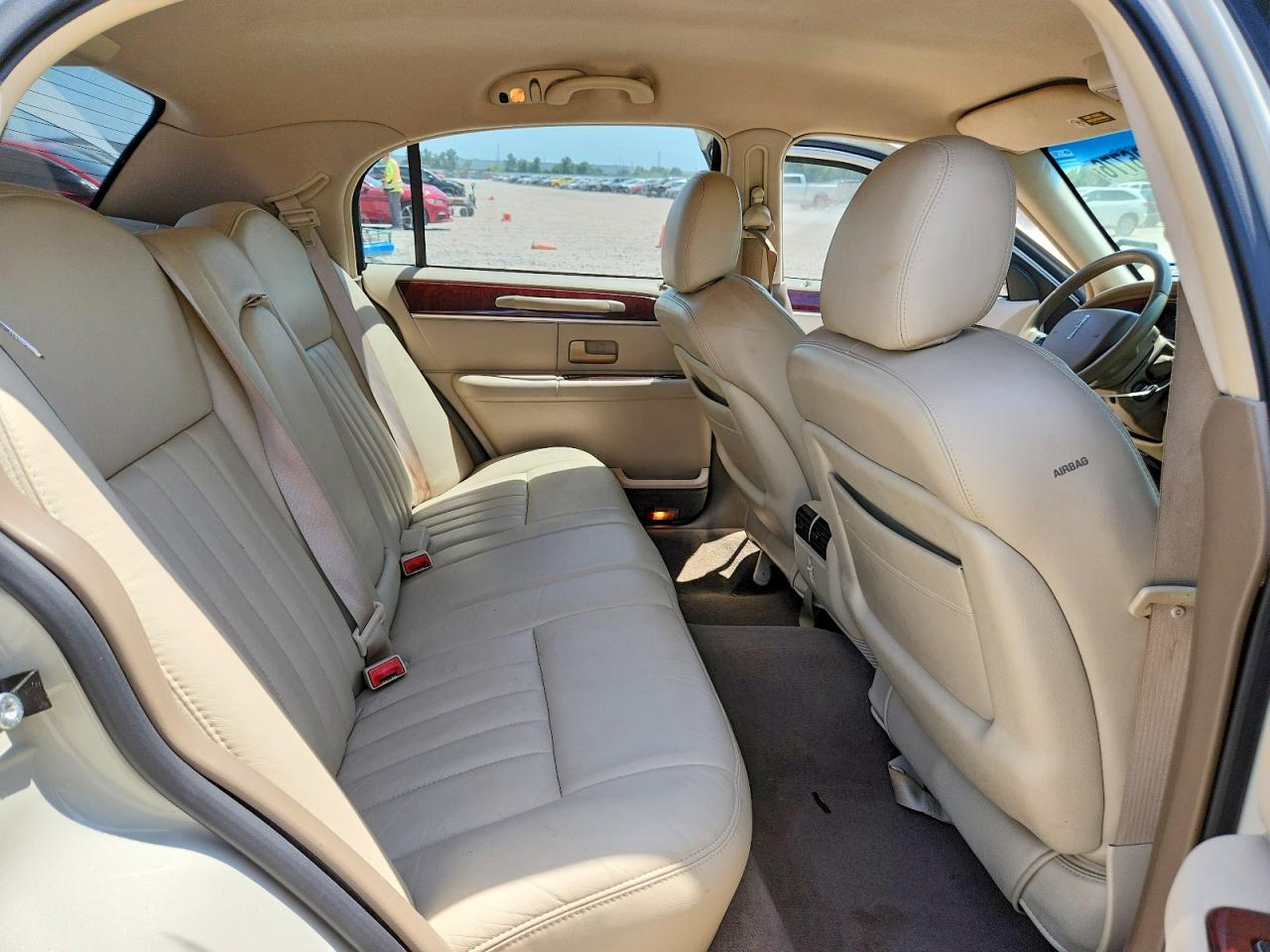 2005 Lincoln Town Car Signature Tan vin: 1LNHM81W75Y631700
