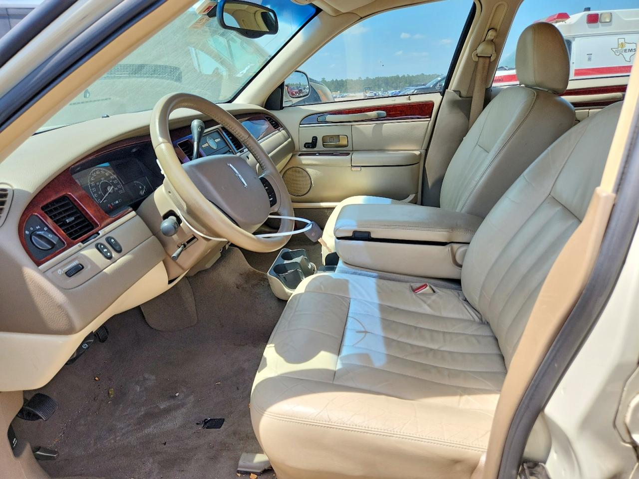 2005 Lincoln Town Car Signature Tan vin: 1LNHM81W75Y631700