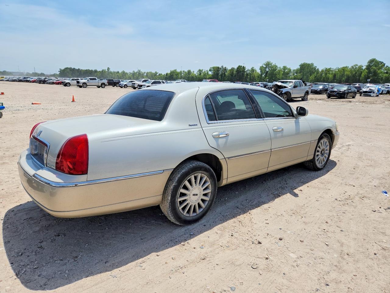 2005 Lincoln Town Car Signature Tan vin: 1LNHM81W75Y631700