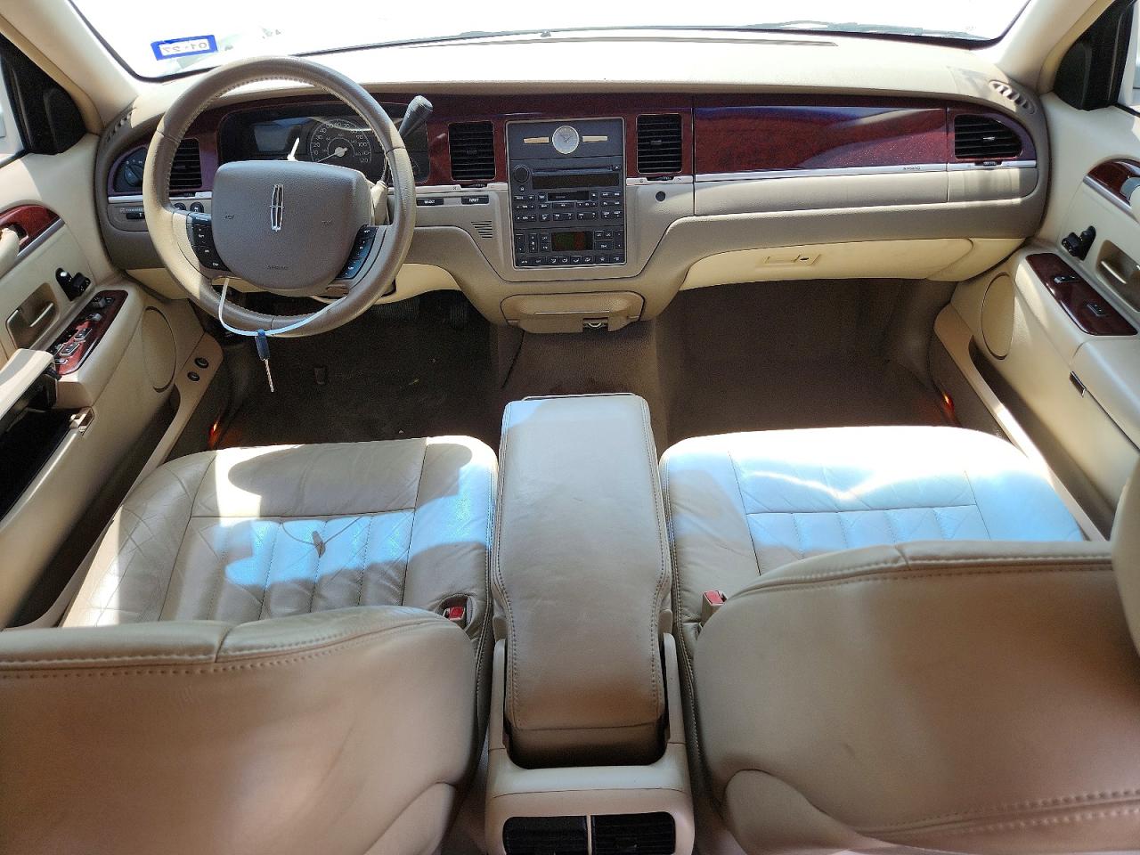 2005 Lincoln Town Car Signature Tan vin: 1LNHM81W75Y631700