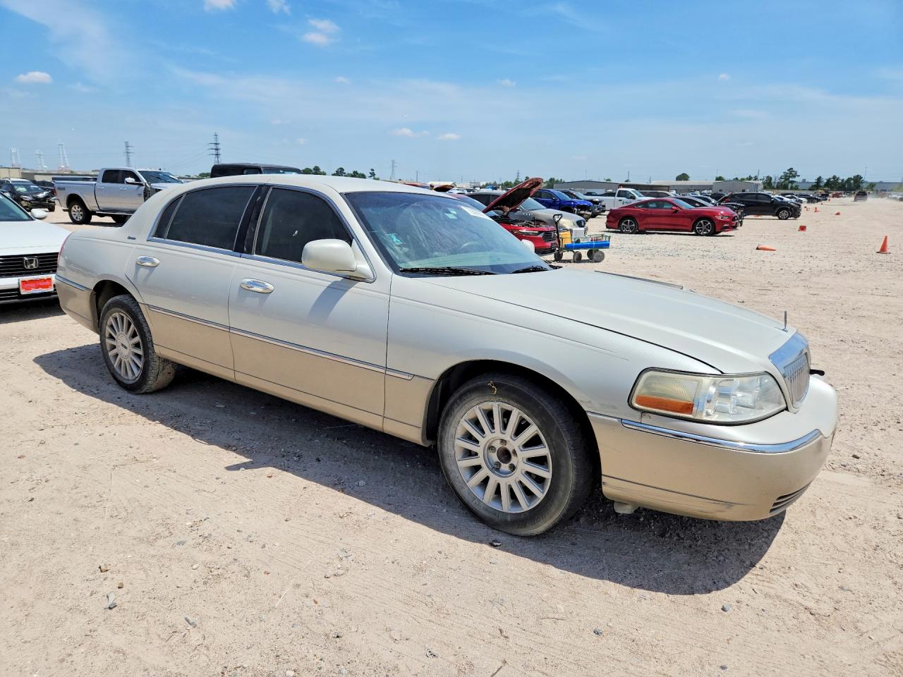 2005 Lincoln Town Car Signature Tan vin: 1LNHM81W75Y631700