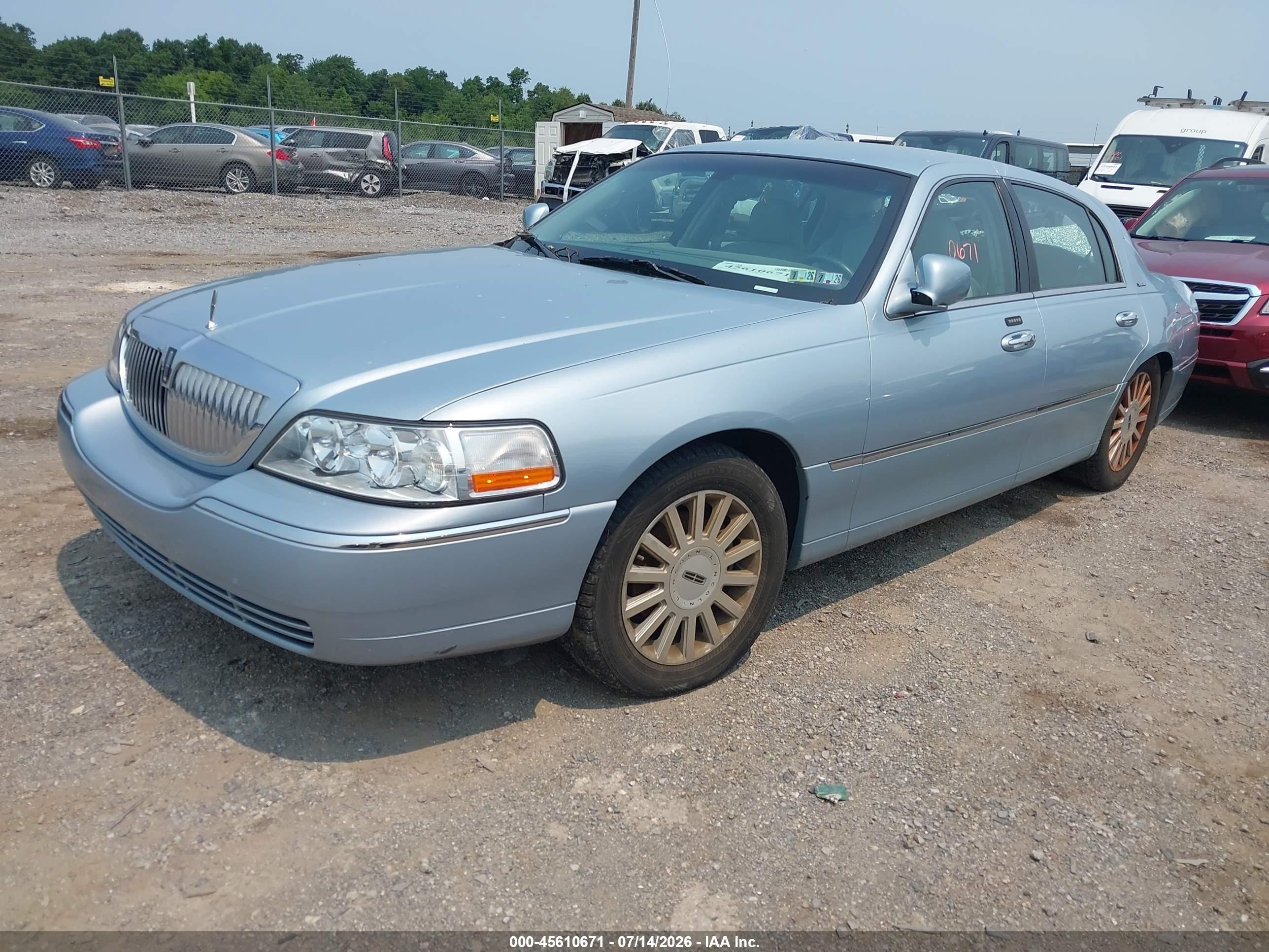 2005 Lincoln Town Car Signature Light Blue vin: 1LNHM81W75Y671436