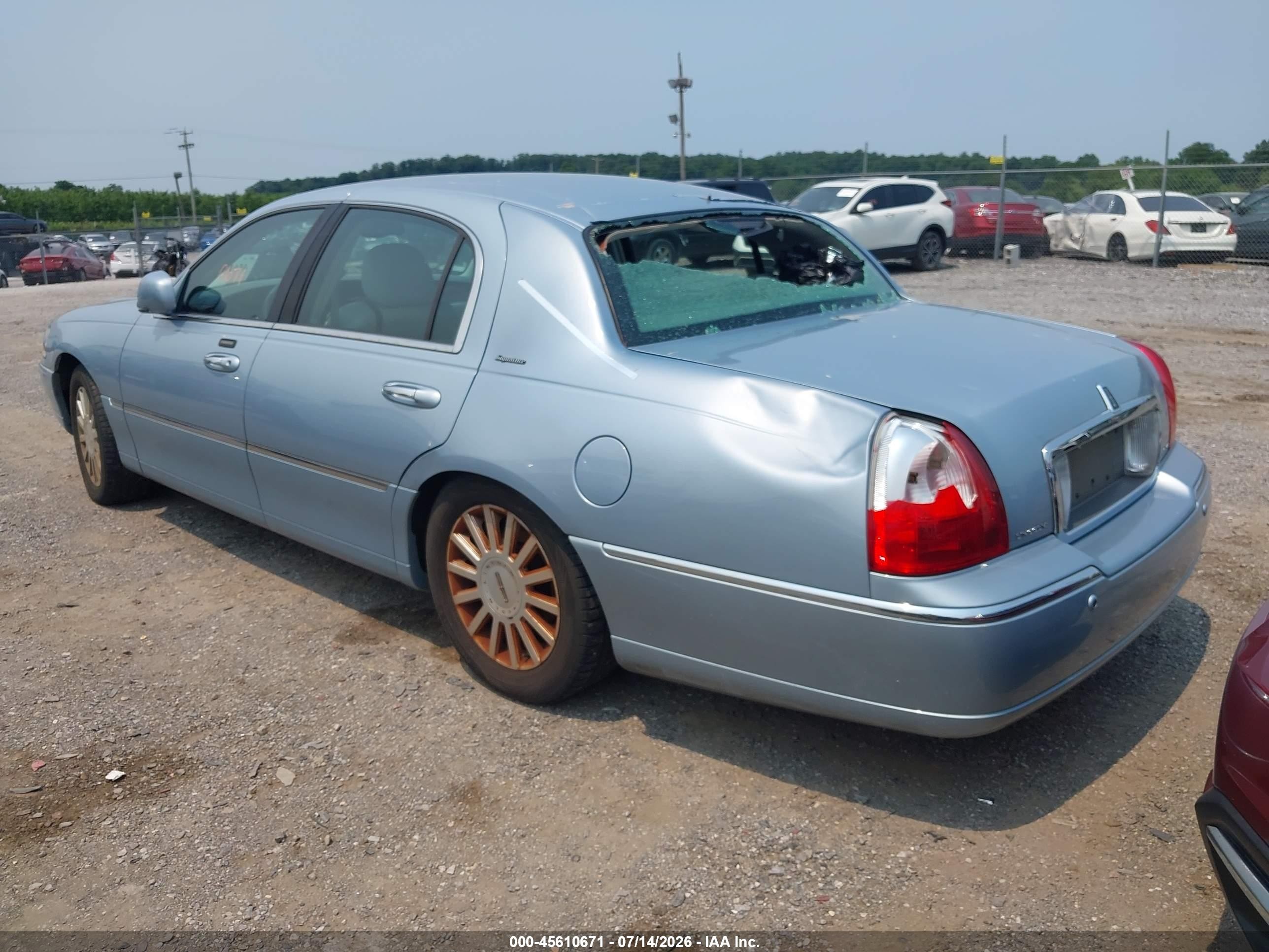 2005 Lincoln Town Car Signature Light Blue vin: 1LNHM81W75Y671436