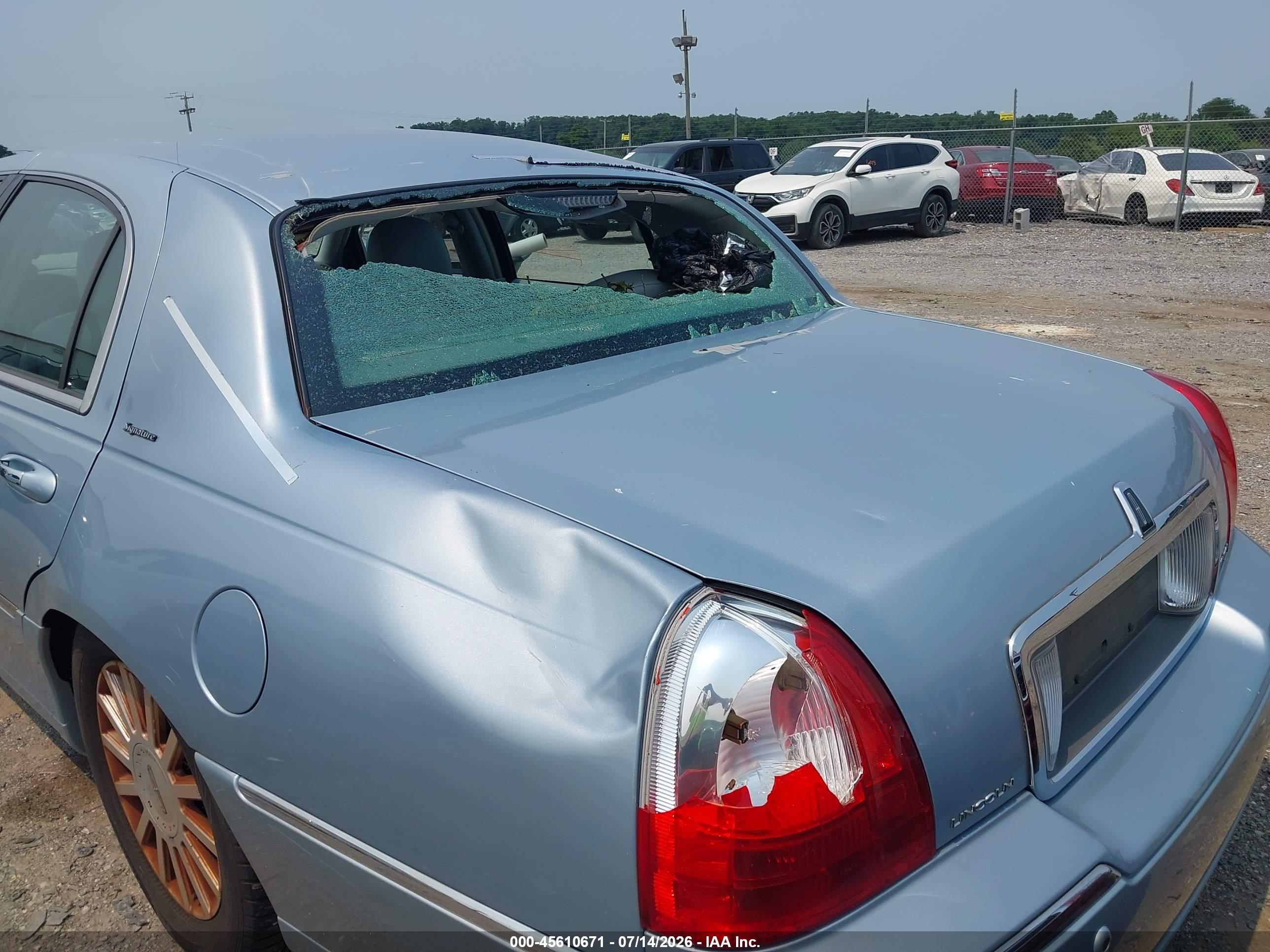 2005 Lincoln Town Car Signature Light Blue vin: 1LNHM81W75Y671436