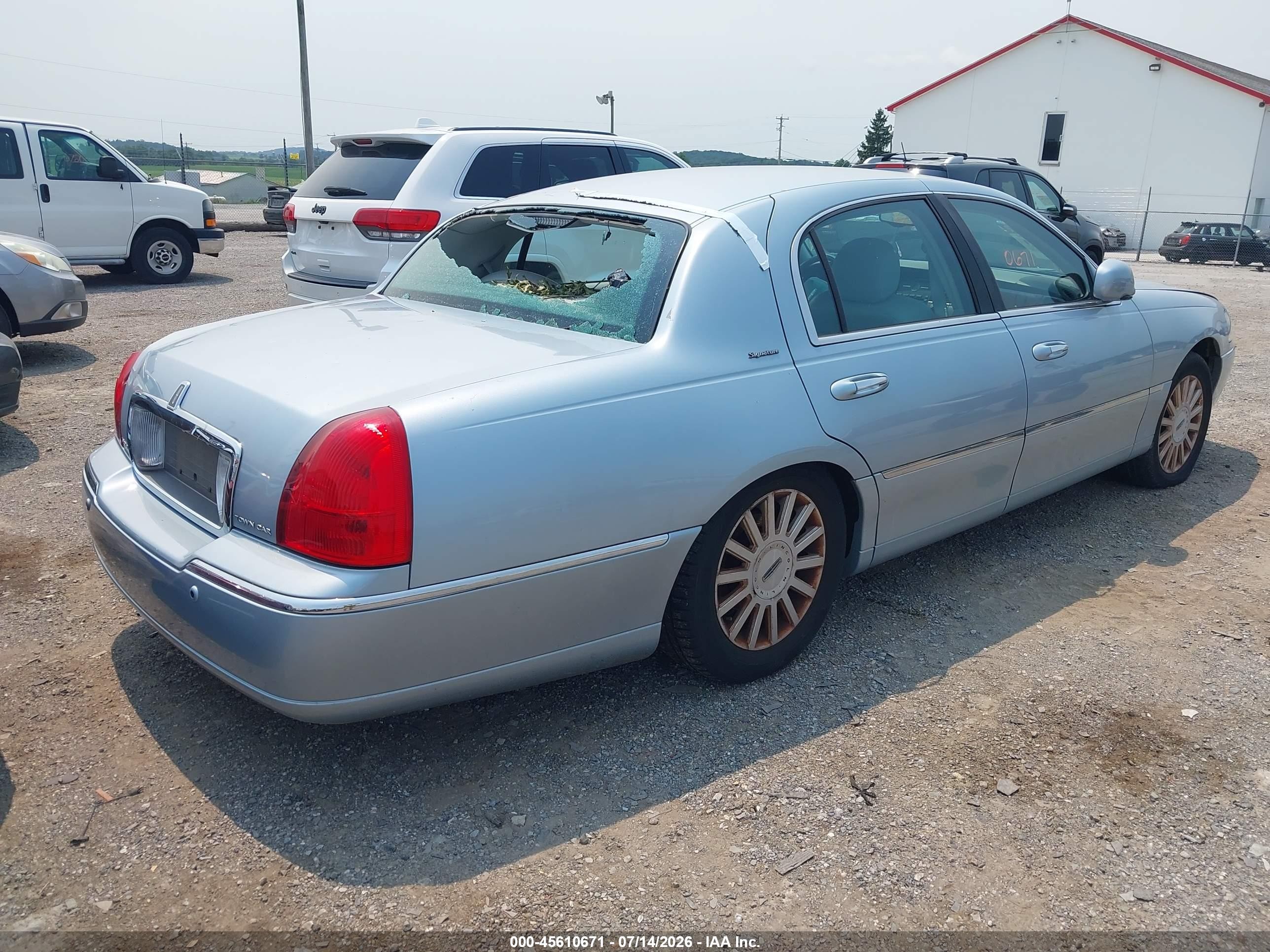 2005 Lincoln Town Car Signature Light Blue vin: 1LNHM81W75Y671436