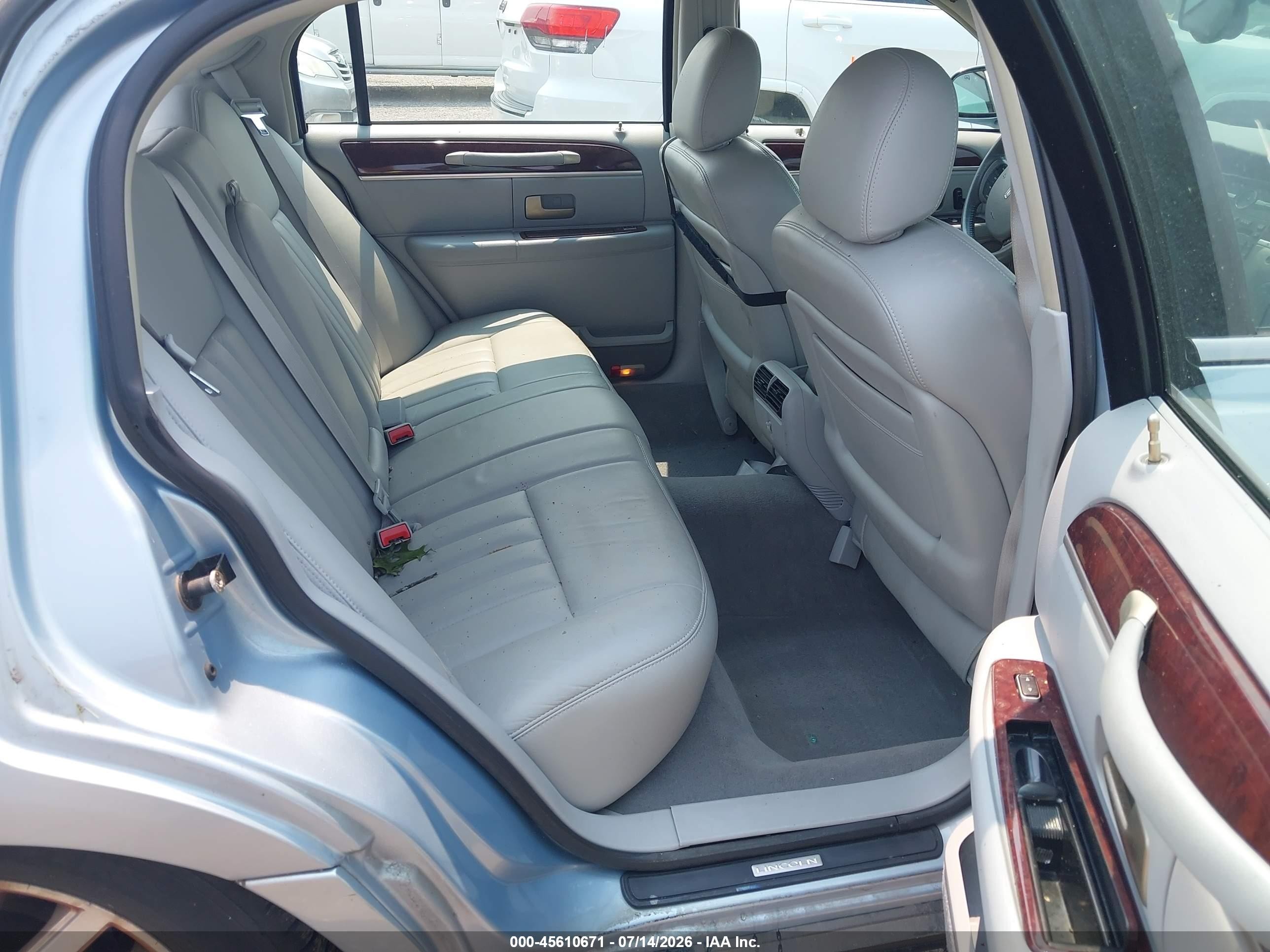 2005 Lincoln Town Car Signature Light Blue vin: 1LNHM81W75Y671436