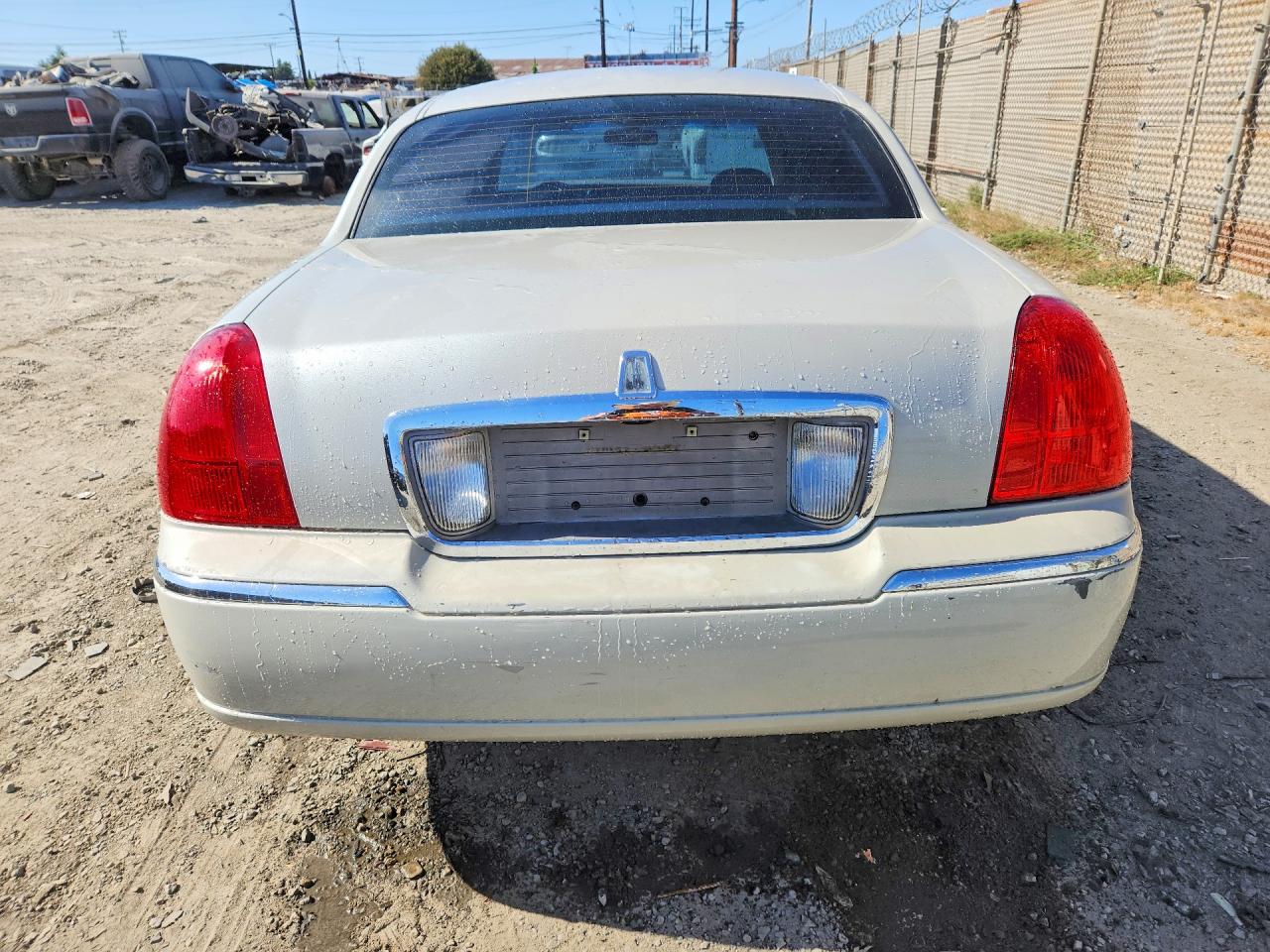 2006 Lincoln Town Car Signature Beige vin: 1LNHM81W76Y634503