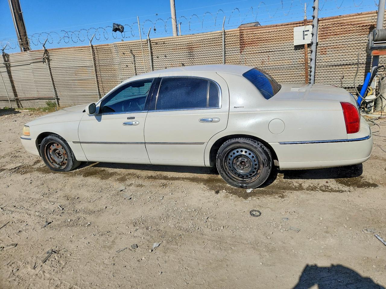 2006 Lincoln Town Car Signature Beige vin: 1LNHM81W76Y634503
