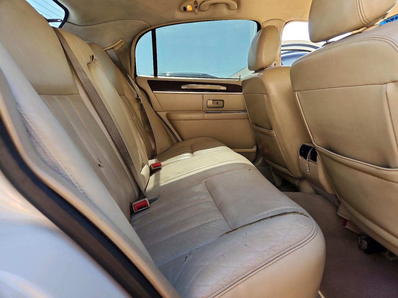 2006 Lincoln Town Car Signature Beige vin: 1LNHM81W76Y634503