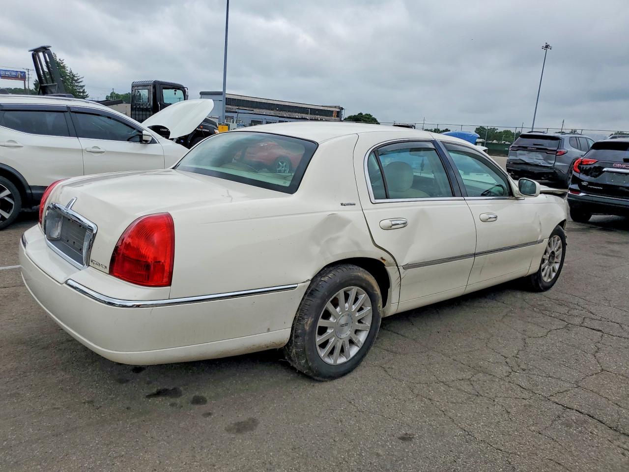 2007 Lincoln Town Car Signature White vin: 1LNHM81W77Y623759