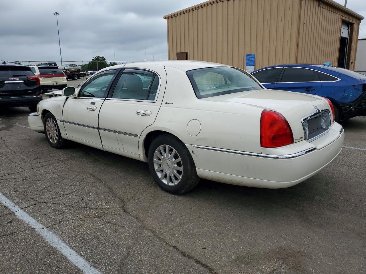 2007 Lincoln Town Car Signature White vin: 1LNHM81W77Y623759