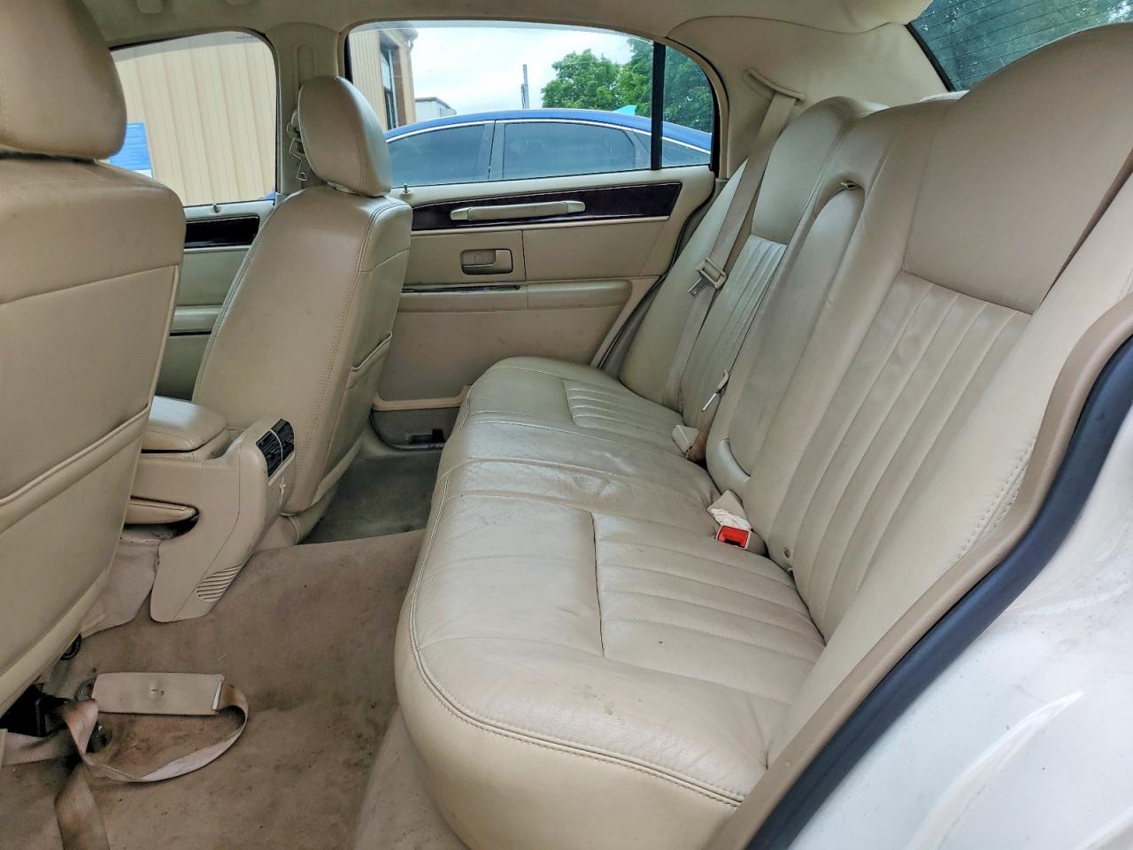 2007 Lincoln Town Car Signature White vin: 1LNHM81W77Y623759