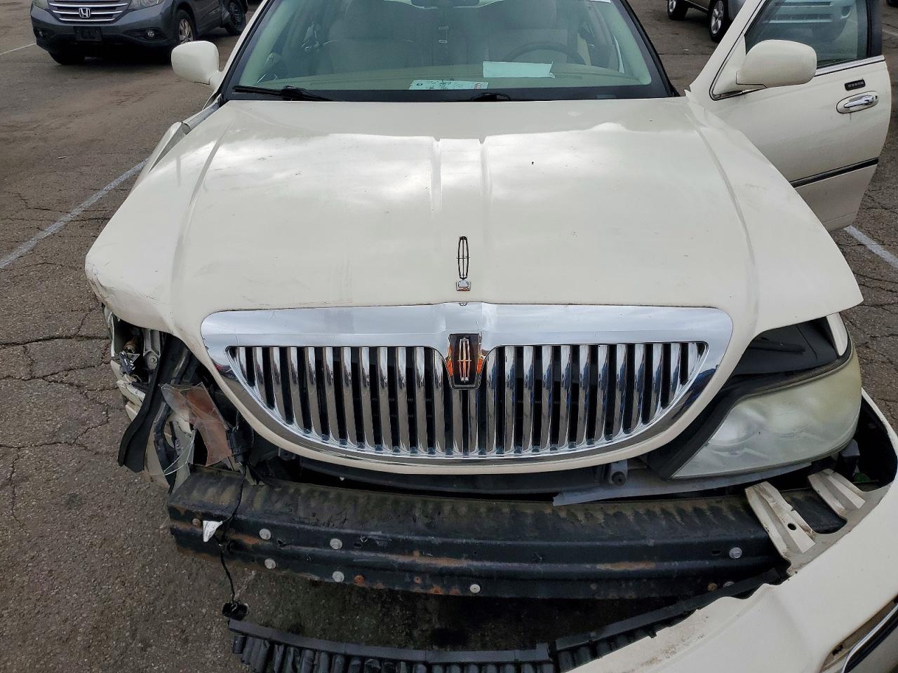 2007 Lincoln Town Car Signature White vin: 1LNHM81W77Y623759