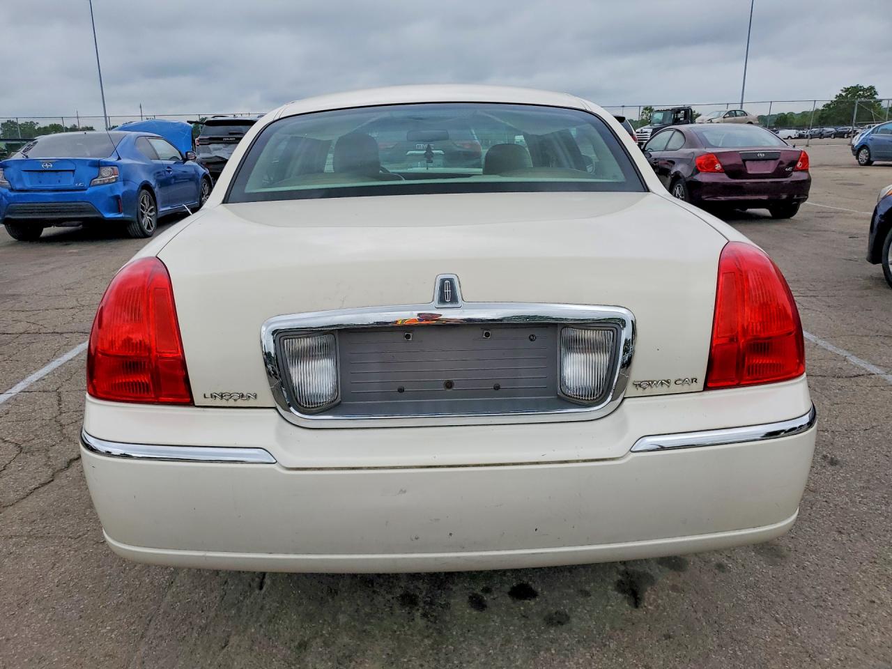 2007 Lincoln Town Car Signature White vin: 1LNHM81W77Y623759