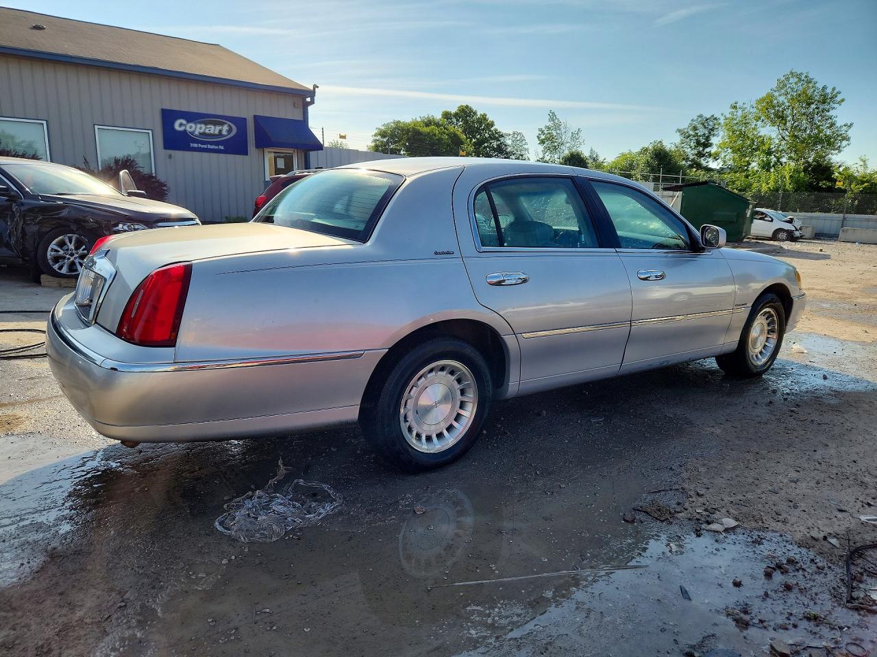 2002 Lincoln Town Car Executive Серебряный vin: 1LNHM81W82Y661350
