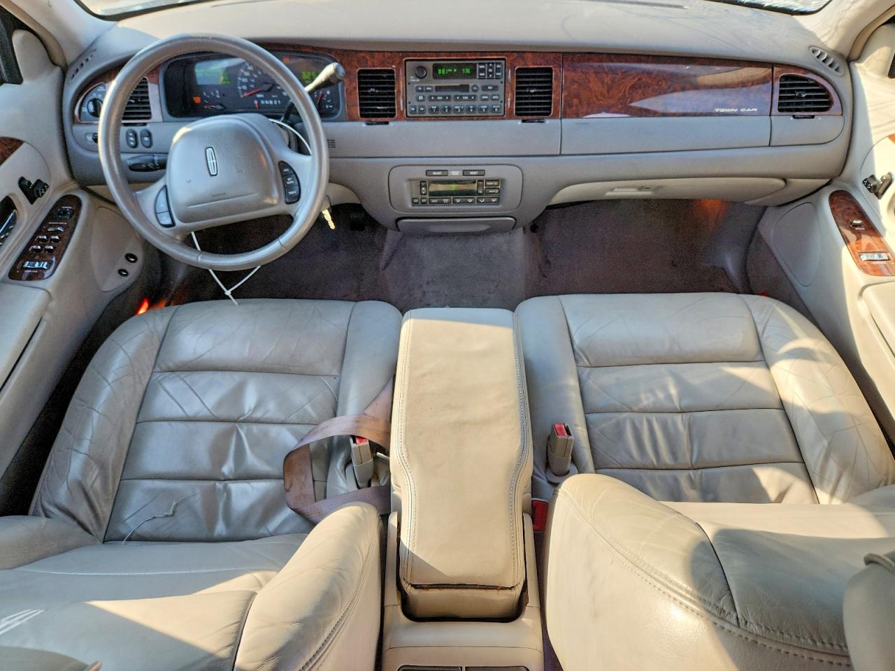 2002 Lincoln Town Car Executive Серебряный vin: 1LNHM81W82Y661350