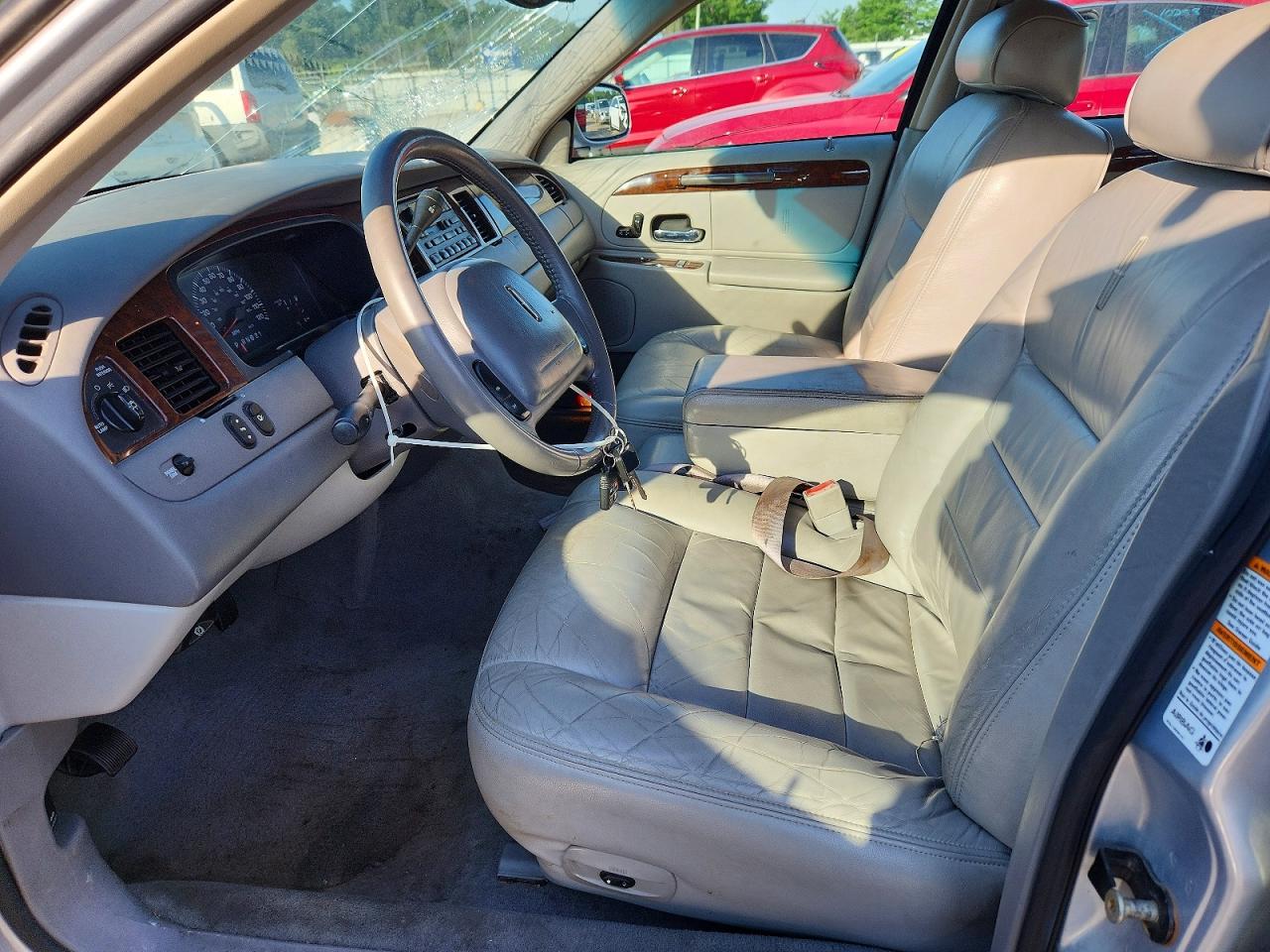 2002 Lincoln Town Car Executive Серебряный vin: 1LNHM81W82Y661350