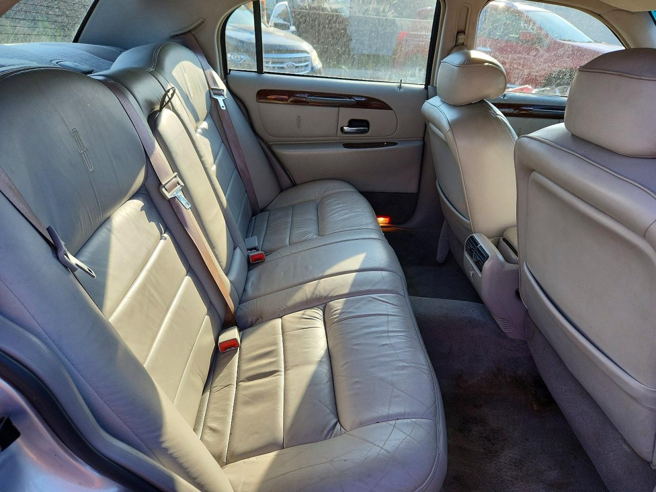 2002 Lincoln Town Car Executive Серебряный vin: 1LNHM81W82Y661350