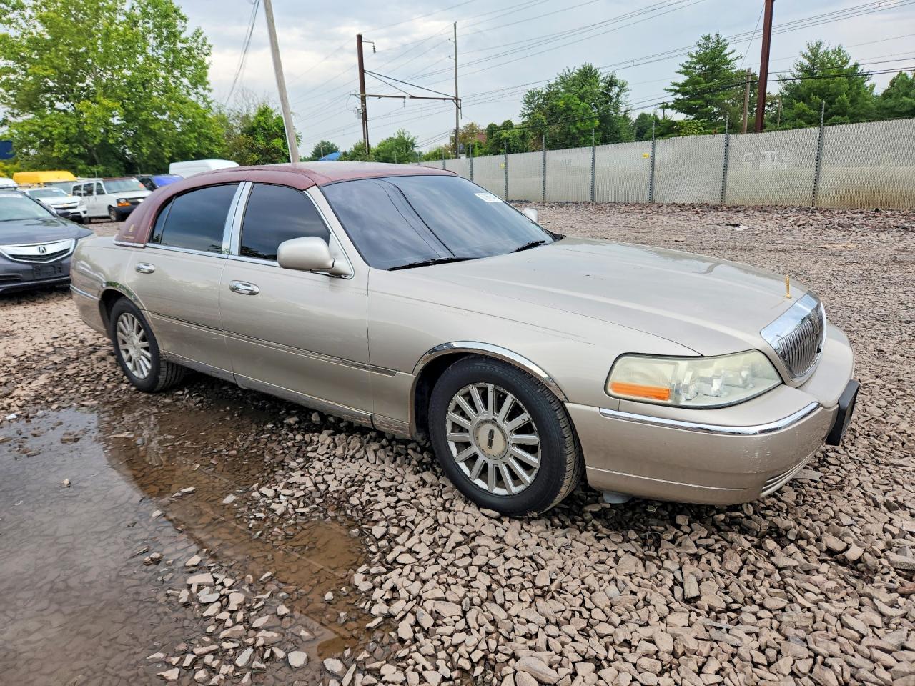 2003 Lincoln Town Car Executive Желто-коричневый vin: 1LNHM81W83Y610058