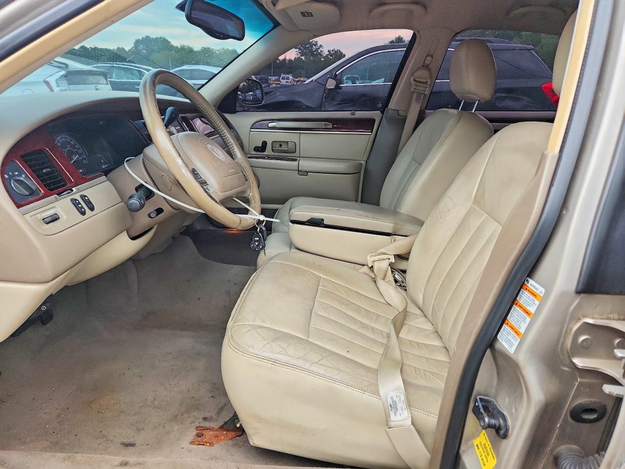 2003 Lincoln Town Car Executive Желто-коричневый vin: 1LNHM81W83Y610058