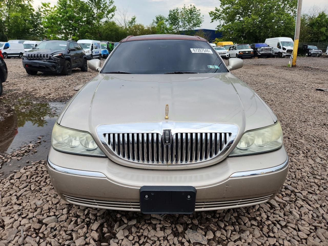 2003 Lincoln Town Car Executive Желто-коричневый vin: 1LNHM81W83Y610058