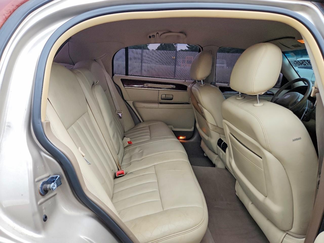 2003 Lincoln Town Car Executive Желто-коричневый vin: 1LNHM81W83Y610058