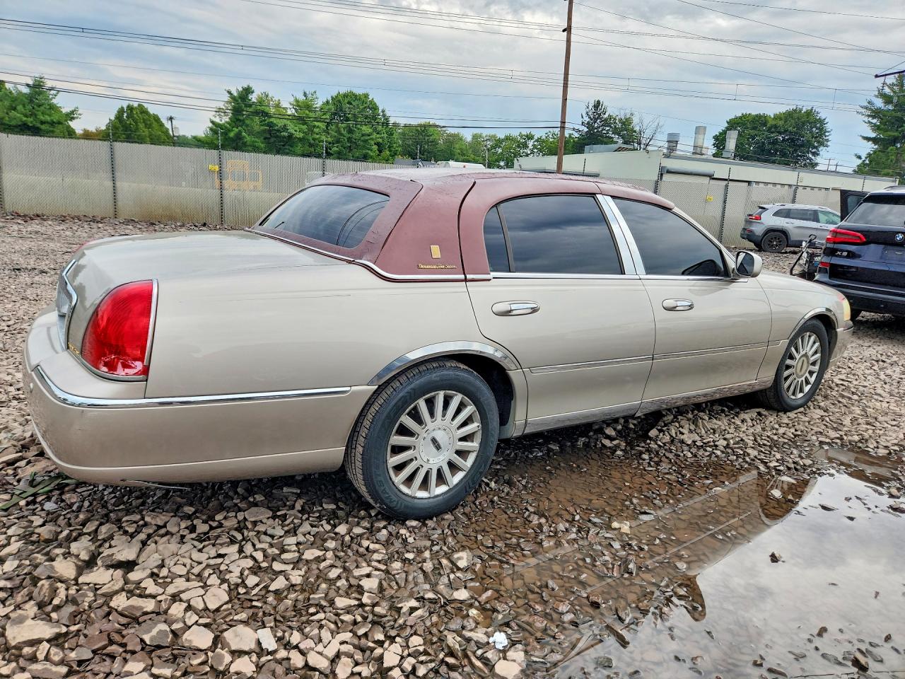2003 Lincoln Town Car Executive Желто-коричневый vin: 1LNHM81W83Y610058