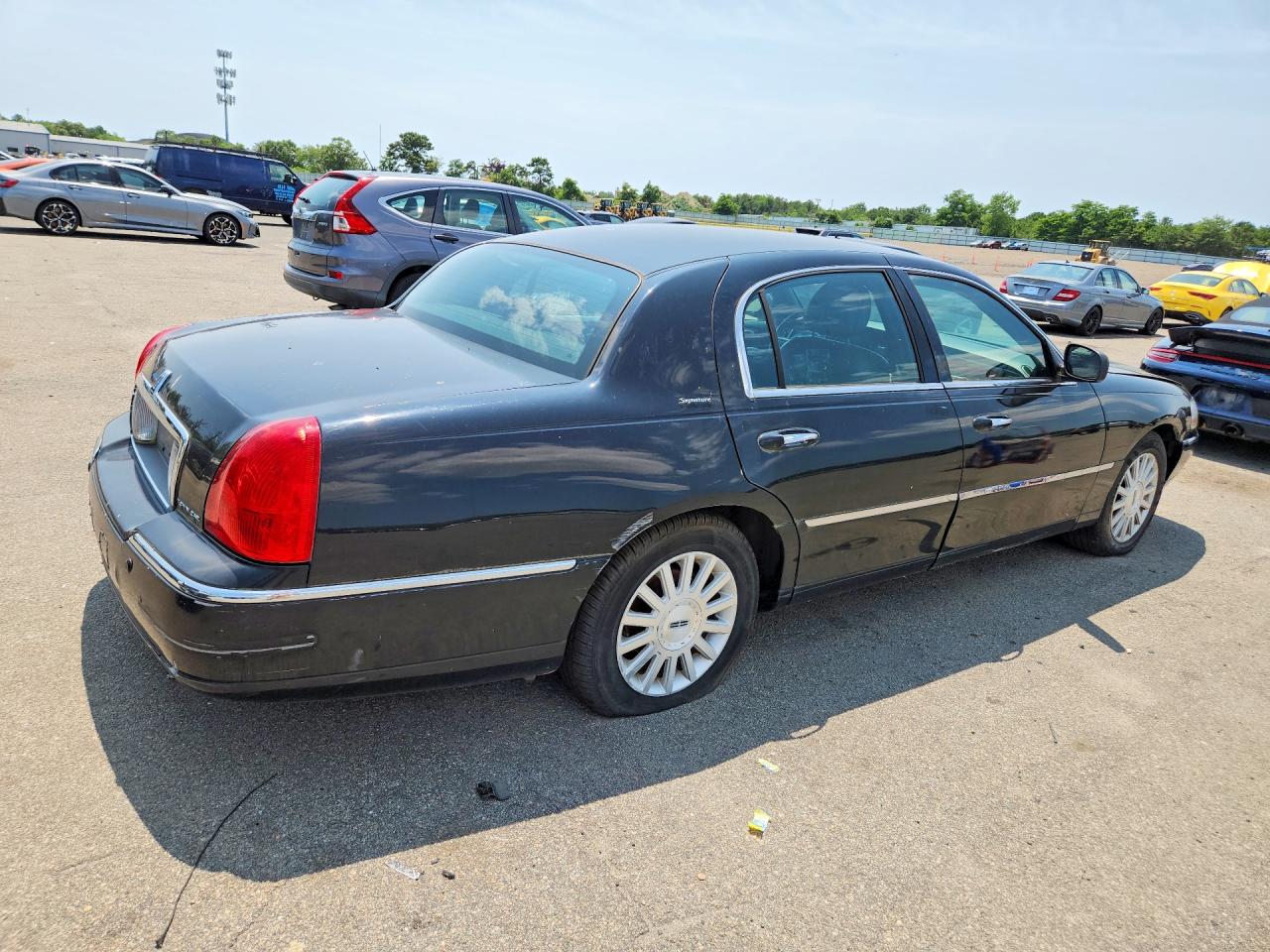 2004 Lincoln Town Car Executive Black vin: 1LNHM81W84Y604102