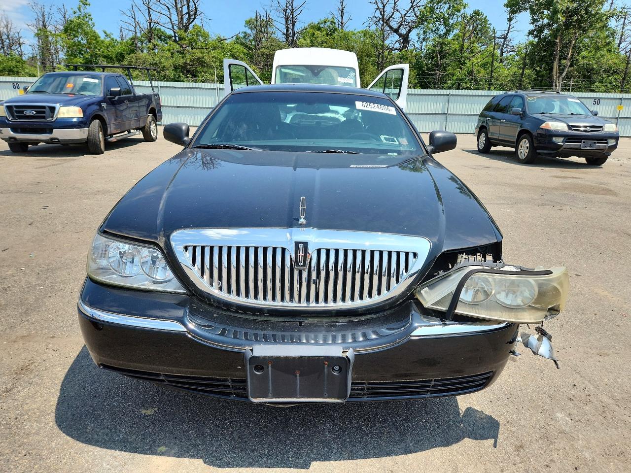 2004 Lincoln Town Car Executive Black vin: 1LNHM81W84Y604102